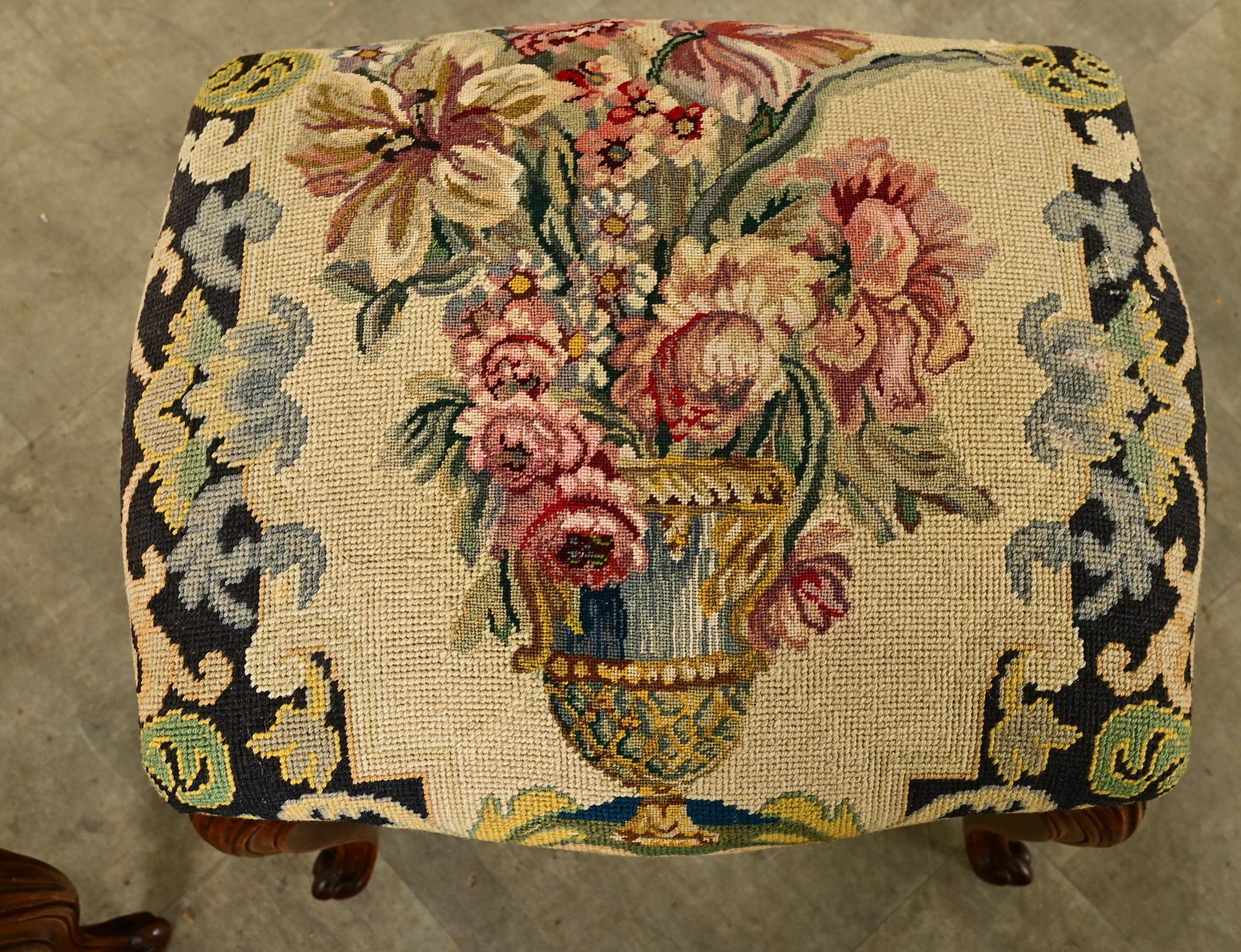 Paire de tabourets de style Louis XV avec broderie Bon état - En vente à Baton Rouge, LA