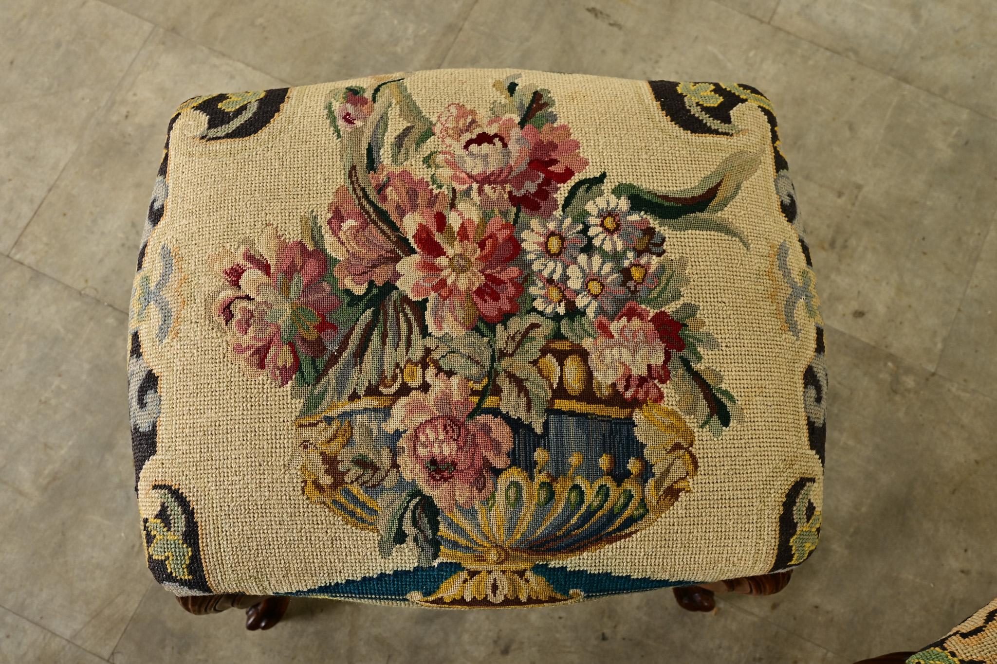 XIXe siècle Paire de tabourets de style Louis XV avec broderie en vente