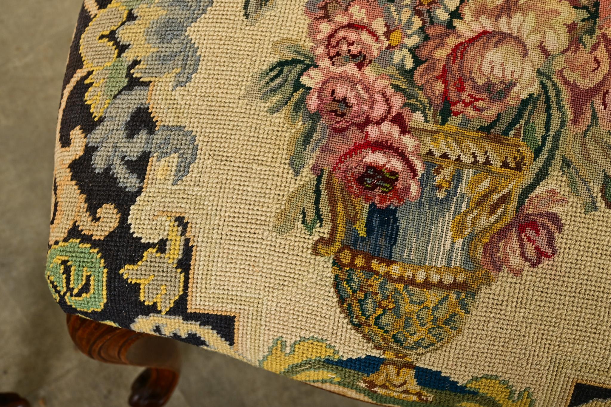 Acajou Paire de tabourets de style Louis XV avec broderie en vente