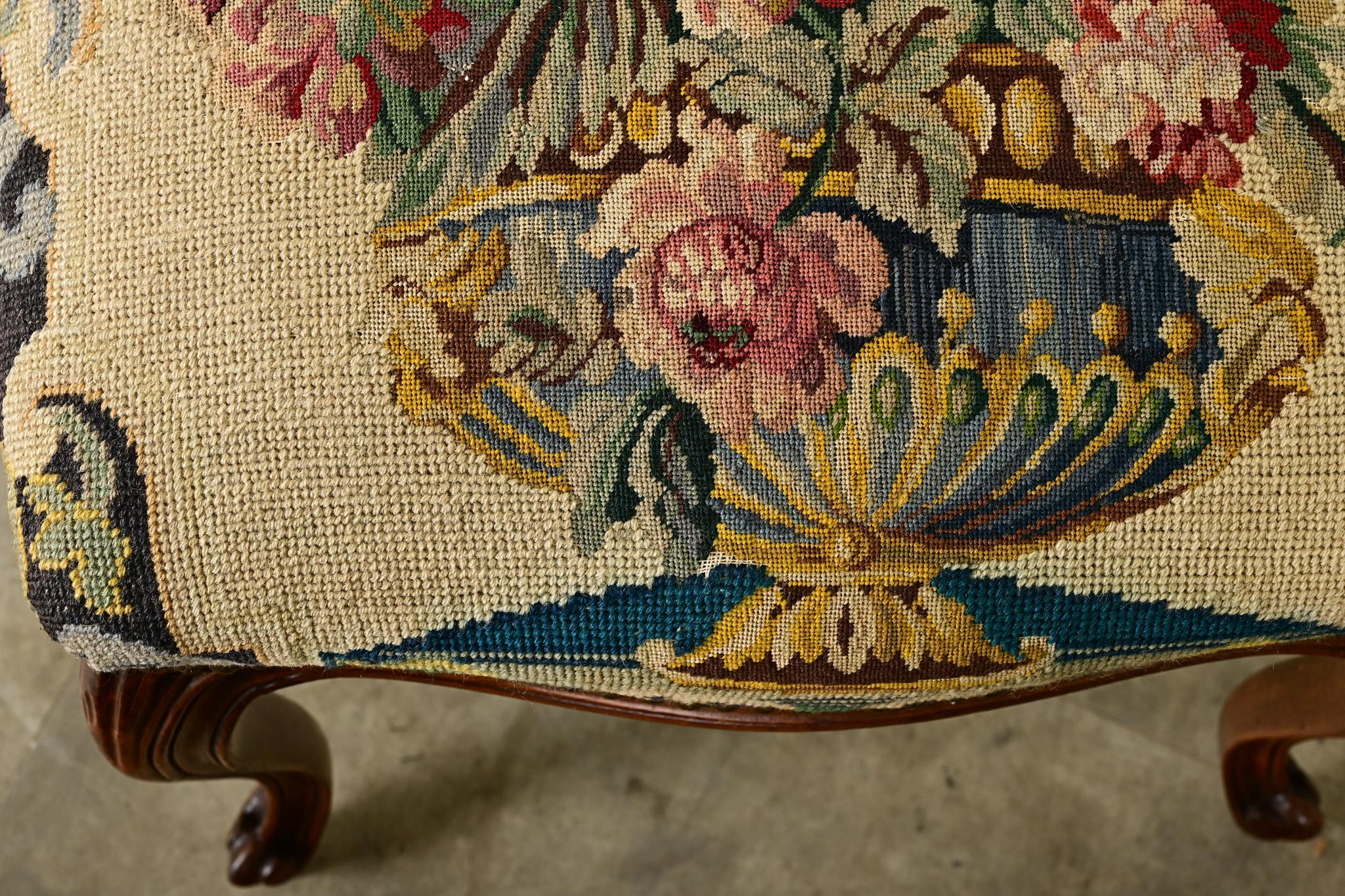 Paire de tabourets de style Louis XV avec broderie en vente 1