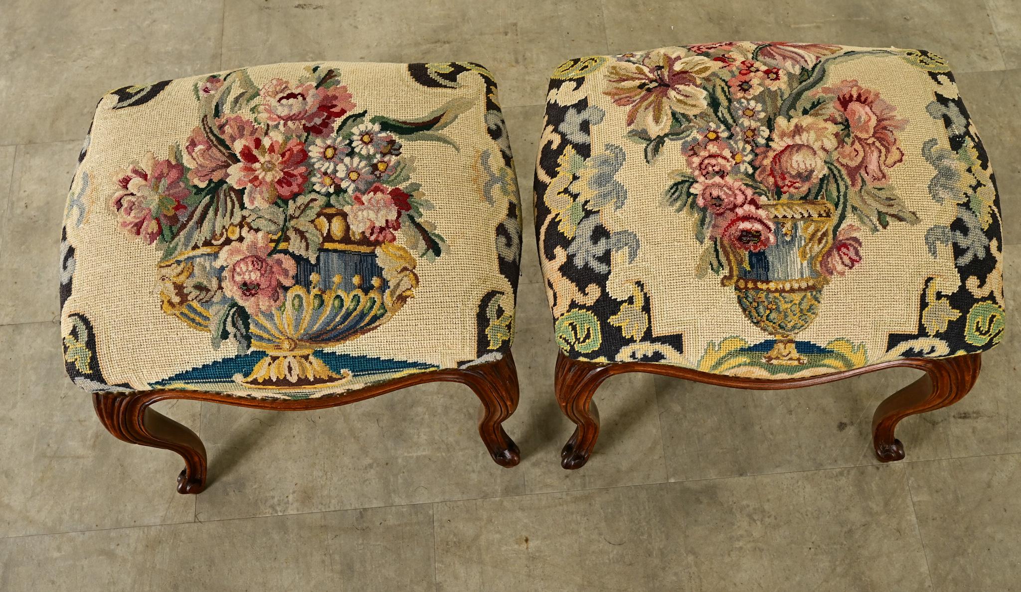 Paire de tabourets de style Louis XV avec broderie en vente 2