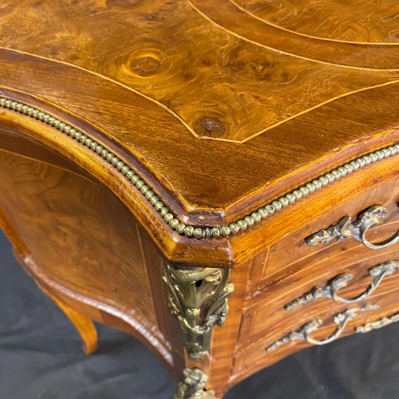 Paire de commodes, tables d'appoint ou tables de nuit Louis XV en vente 4