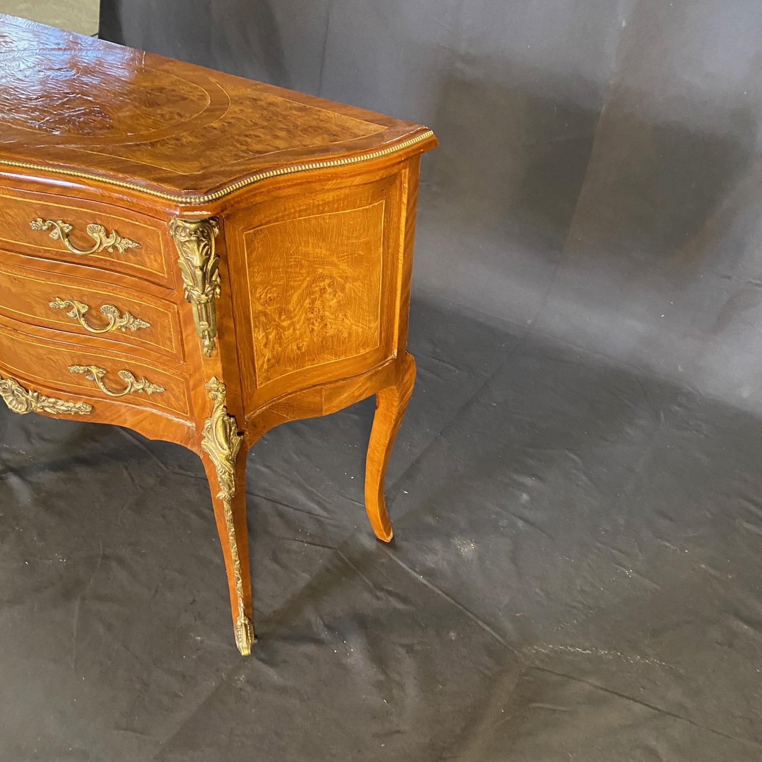 Paire de commodes, tables d'appoint ou tables de nuit Louis XV en vente 5