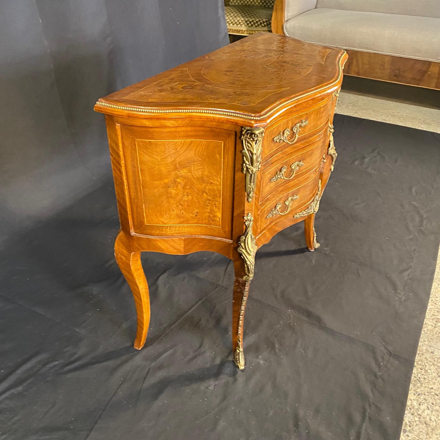 Paire de commodes, tables d'appoint ou tables de nuit Louis XV en vente 6
