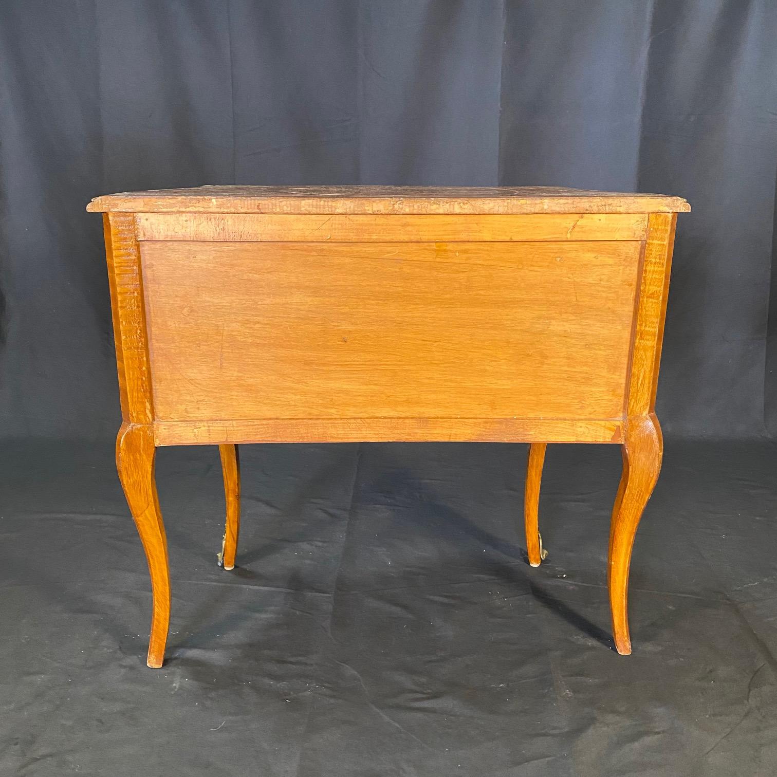 Paire de commodes, tables d'appoint ou tables de nuit Louis XV en vente 7