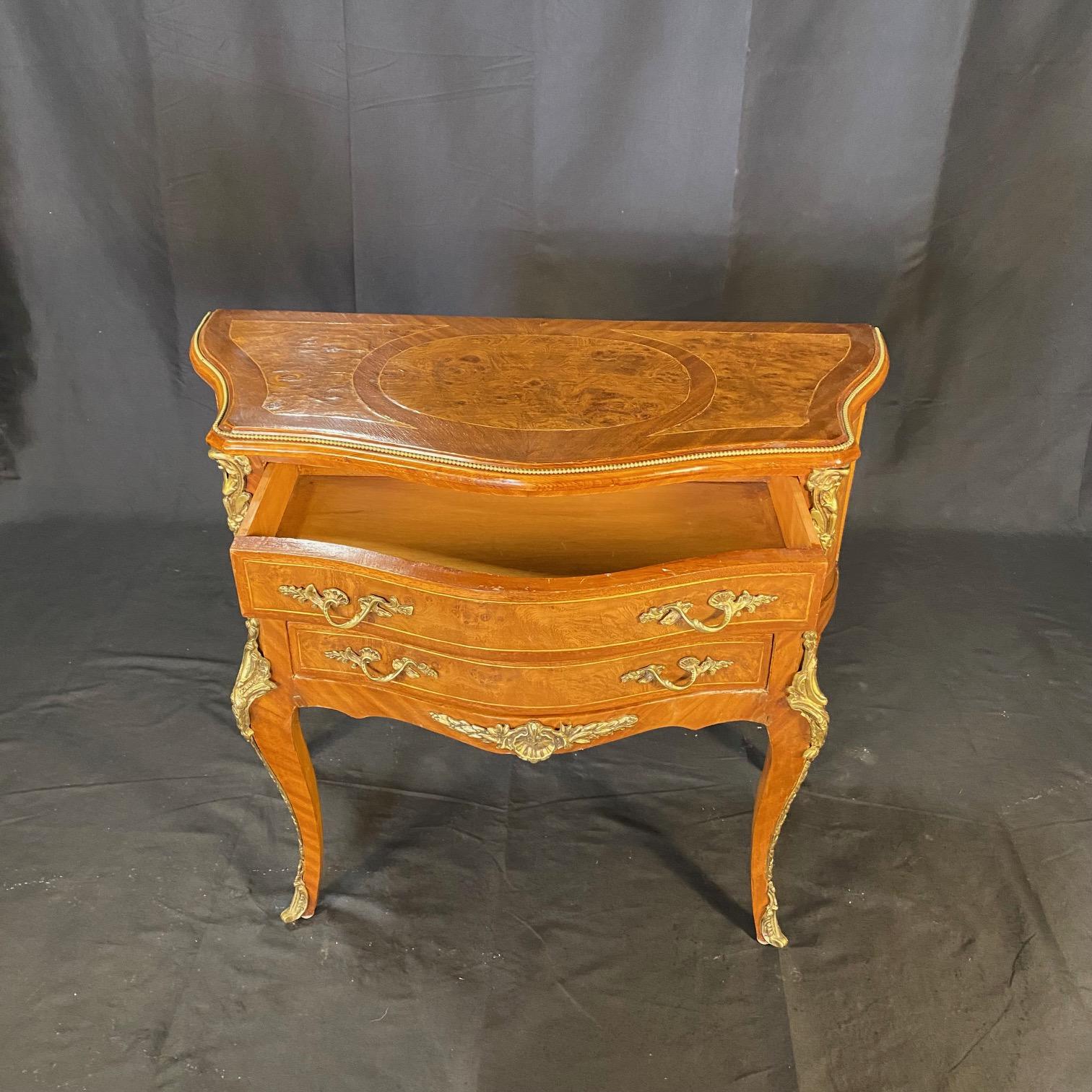 Paire de commodes, tables d'appoint ou tables de nuit Louis XV en vente 8