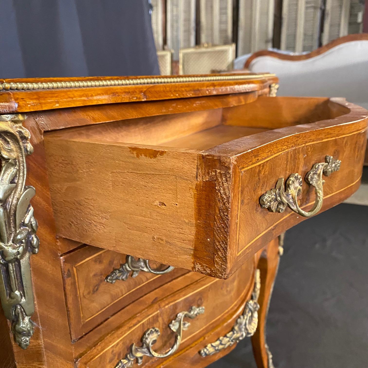 Paire de commodes, tables d'appoint ou tables de nuit Louis XV en vente 9