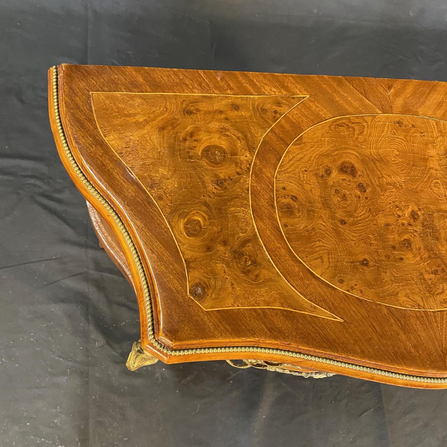 Français Paire de commodes, tables d'appoint ou tables de nuit Louis XV en vente