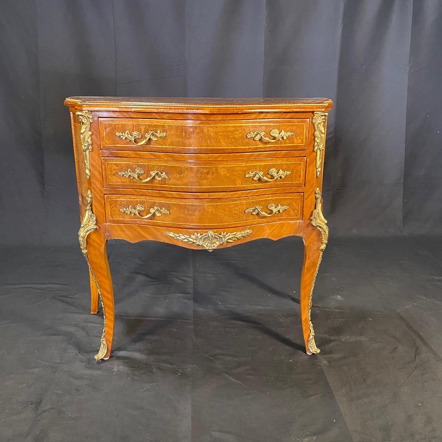 20ième siècle Paire de commodes, tables d'appoint ou tables de nuit Louis XV en vente