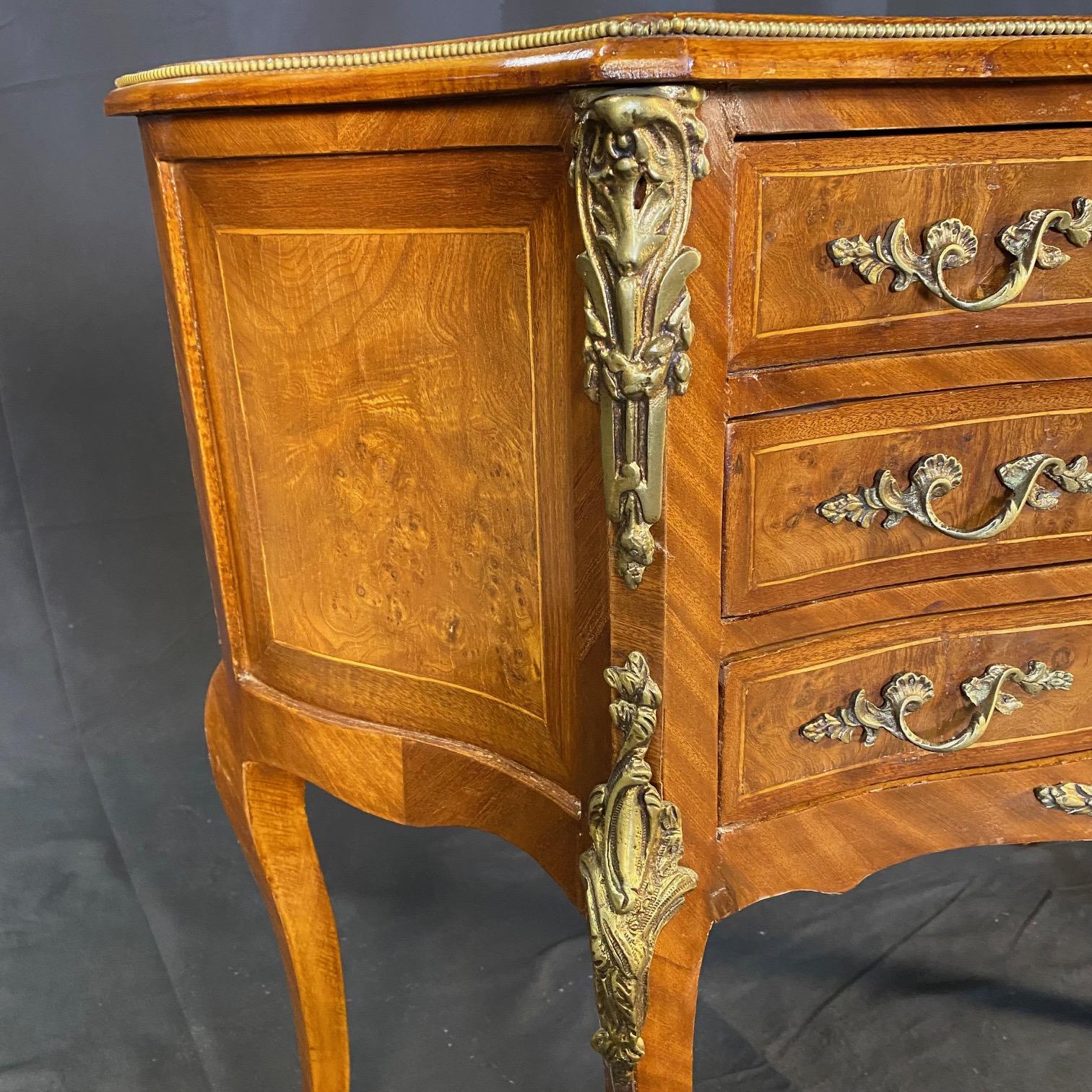 Paire de commodes, tables d'appoint ou tables de nuit Louis XV en vente 3