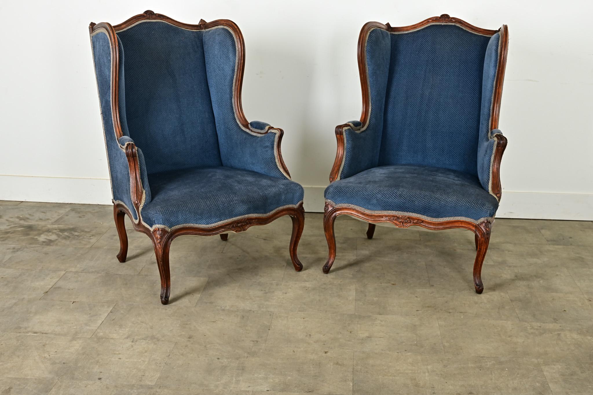 Sculpté Paire de Bergeres et d'Ottomans Louis XV en vente