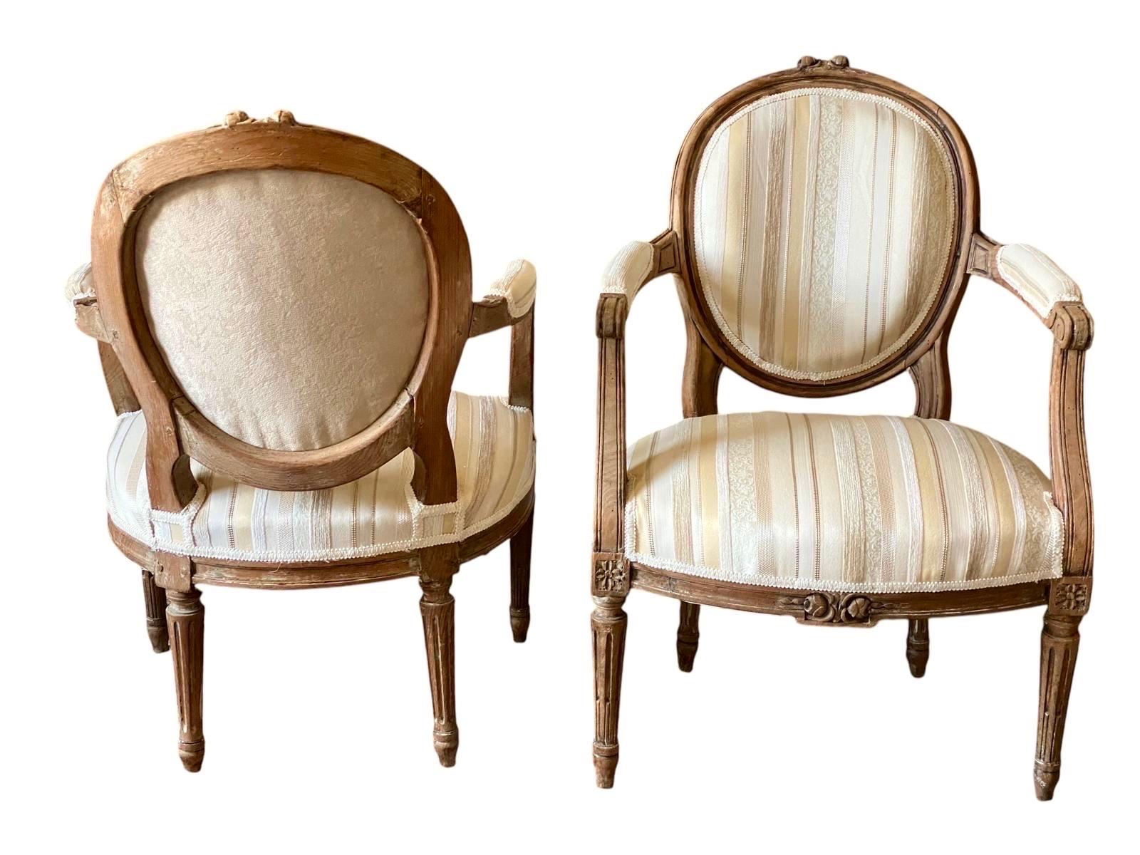 Magnifica coppia di poltrone cabriolet di epoca Luigi XVI con schienale a medaglione.
Legno lavorato, intagliato con fiori e volute.
Gambe arrossate.
I sedili sono confortevoli e rivestiti con eleganza.
I sedili sono stati rifatti e rivestiti con un