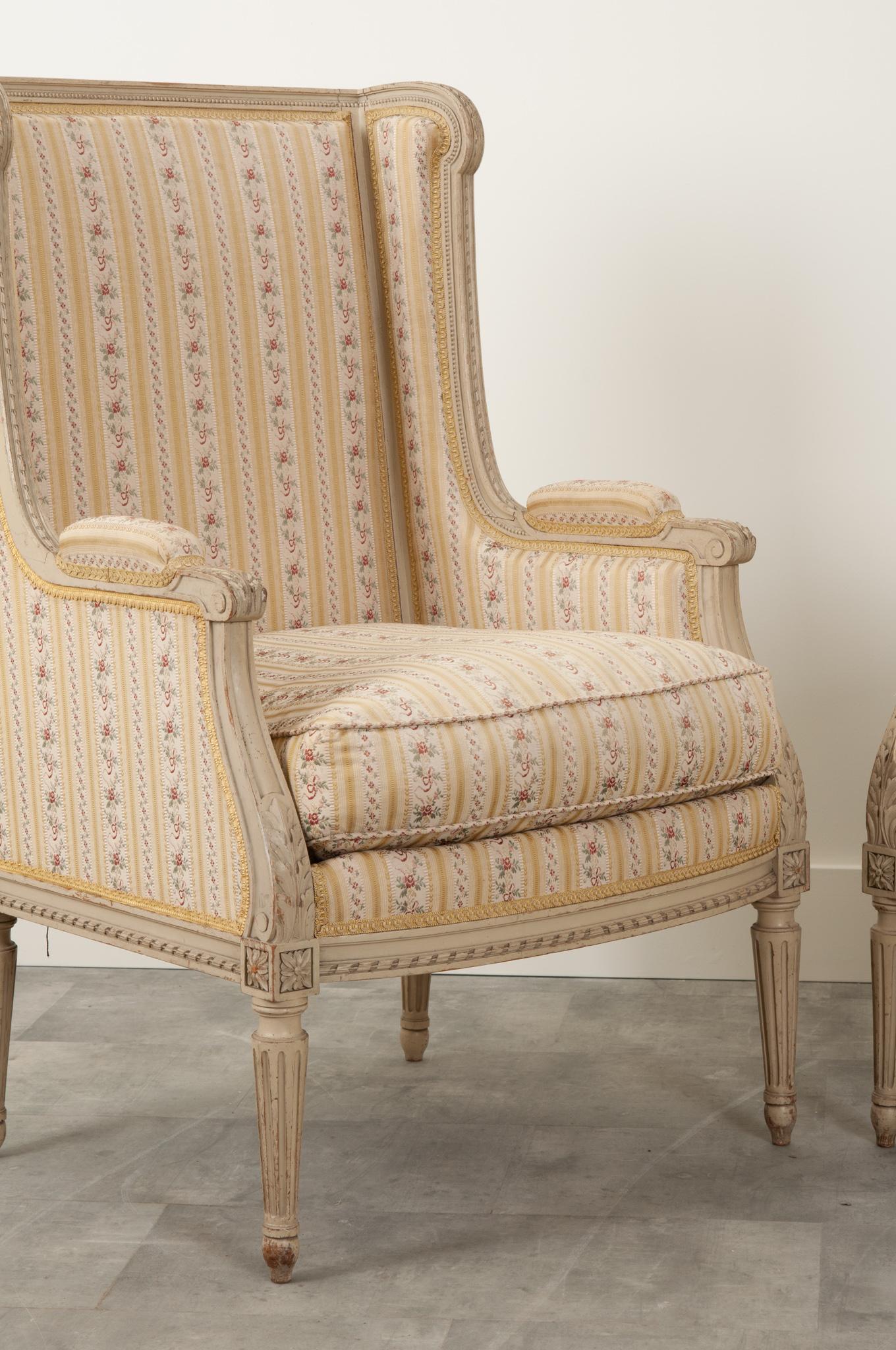 French Pair of Louis XVI Style Bergeres In Good Condition For Sale In Baton Rouge, LA