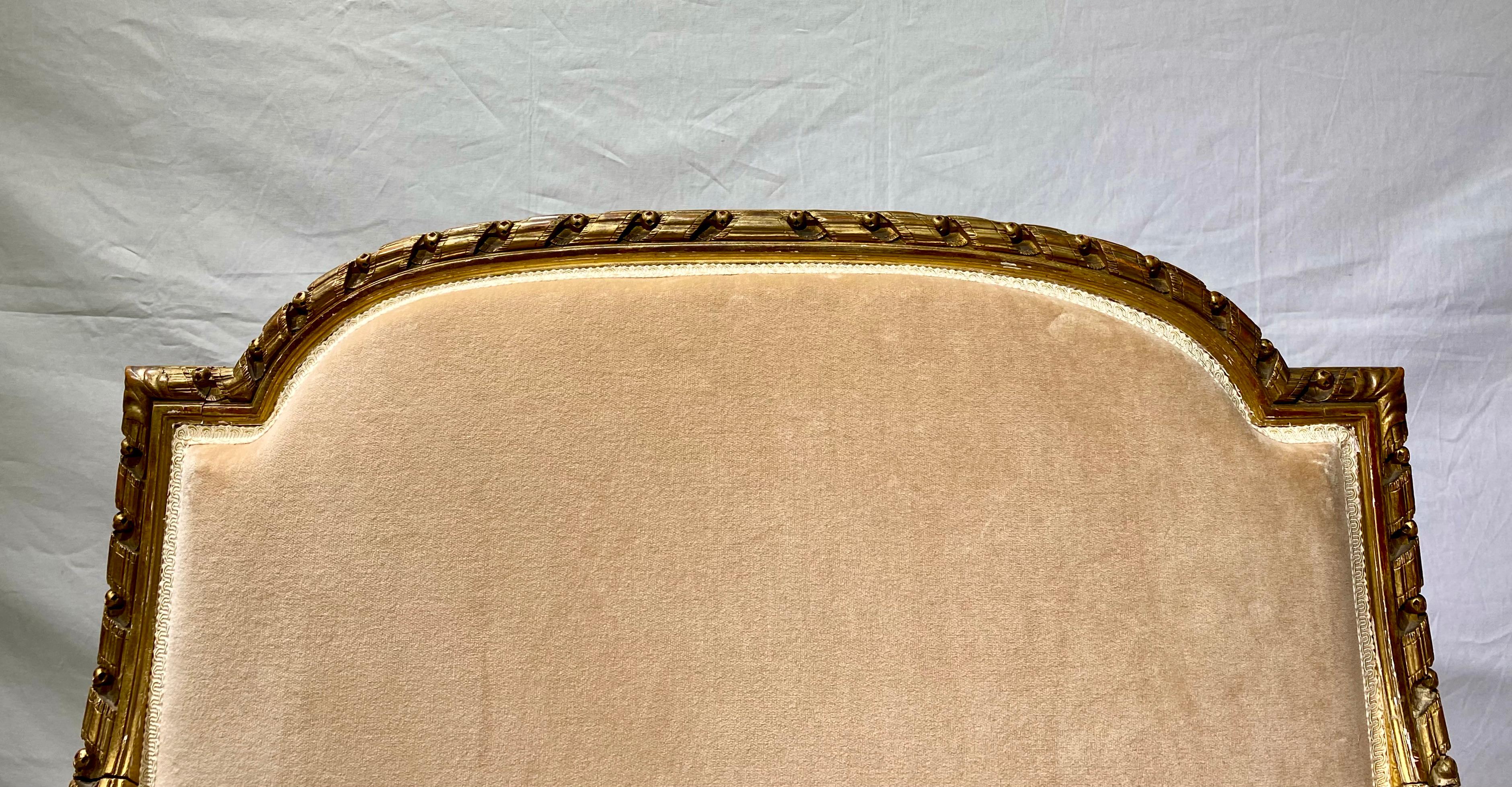 Bois Paire de fauteuils en bois doré Marquise Bergere de style Louis XVI en vente