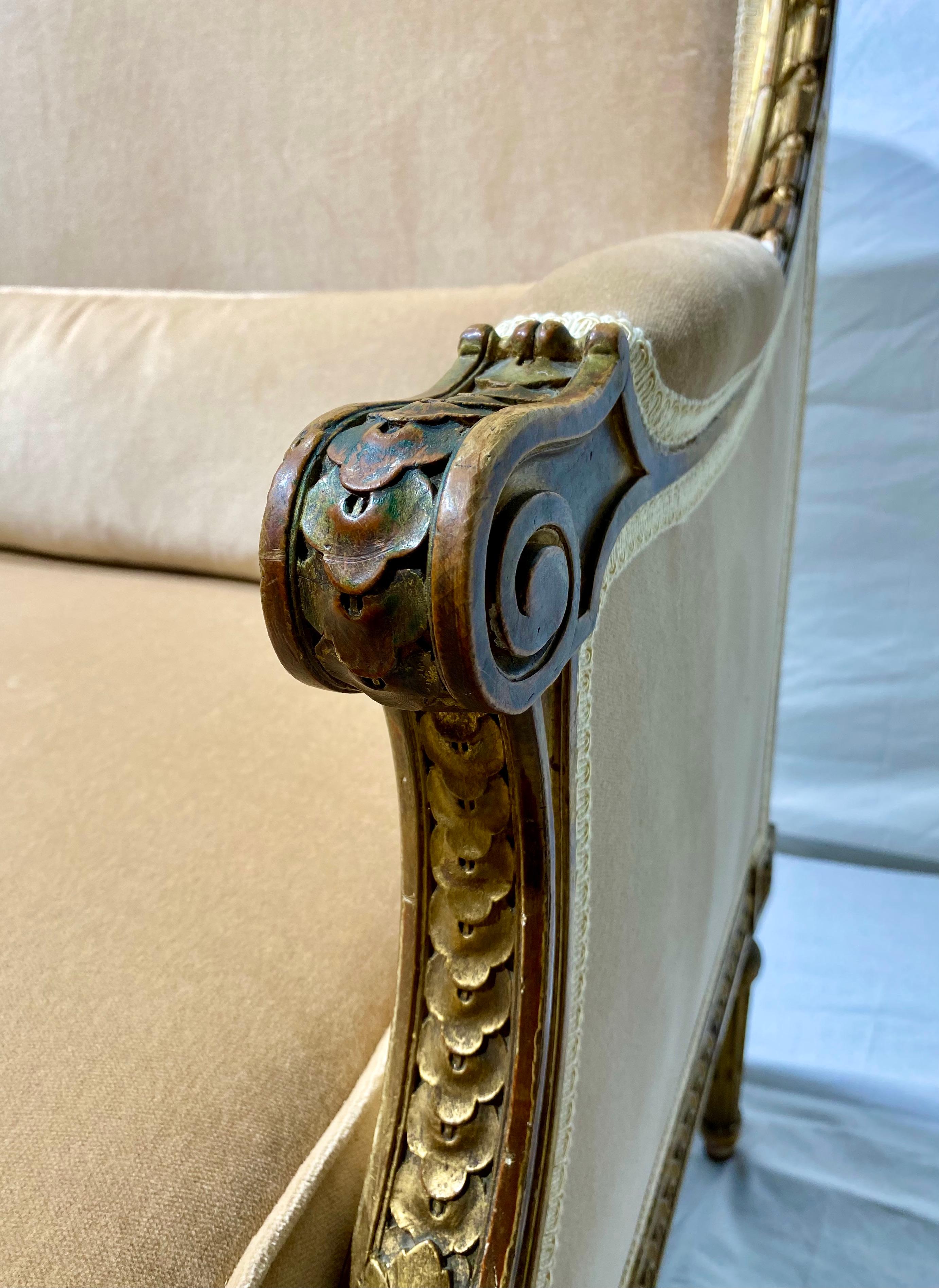 Paire de fauteuils en bois doré Marquise Bergere de style Louis XVI en vente 5