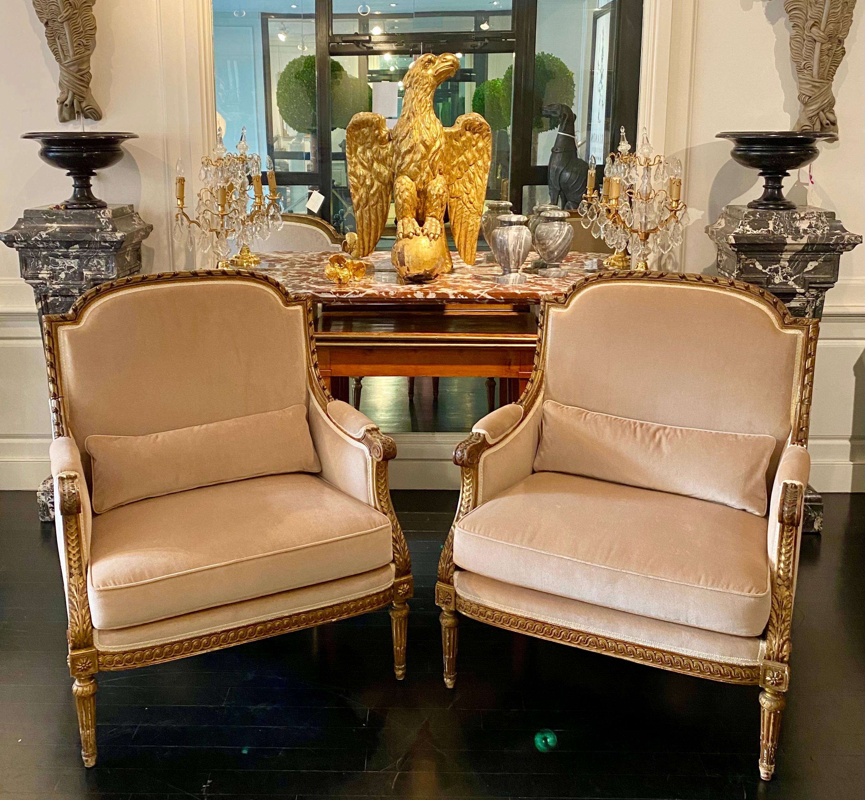 Paire de fauteuils bergère marquise de style Louis XVI, en bois doré, 19e siècle.
Dans le style épuré et classique de Louis XVI, le nom de Marquise est attribué en raison de leur largeur exceptionnelle. Cette rare paire dorée est en très bon état