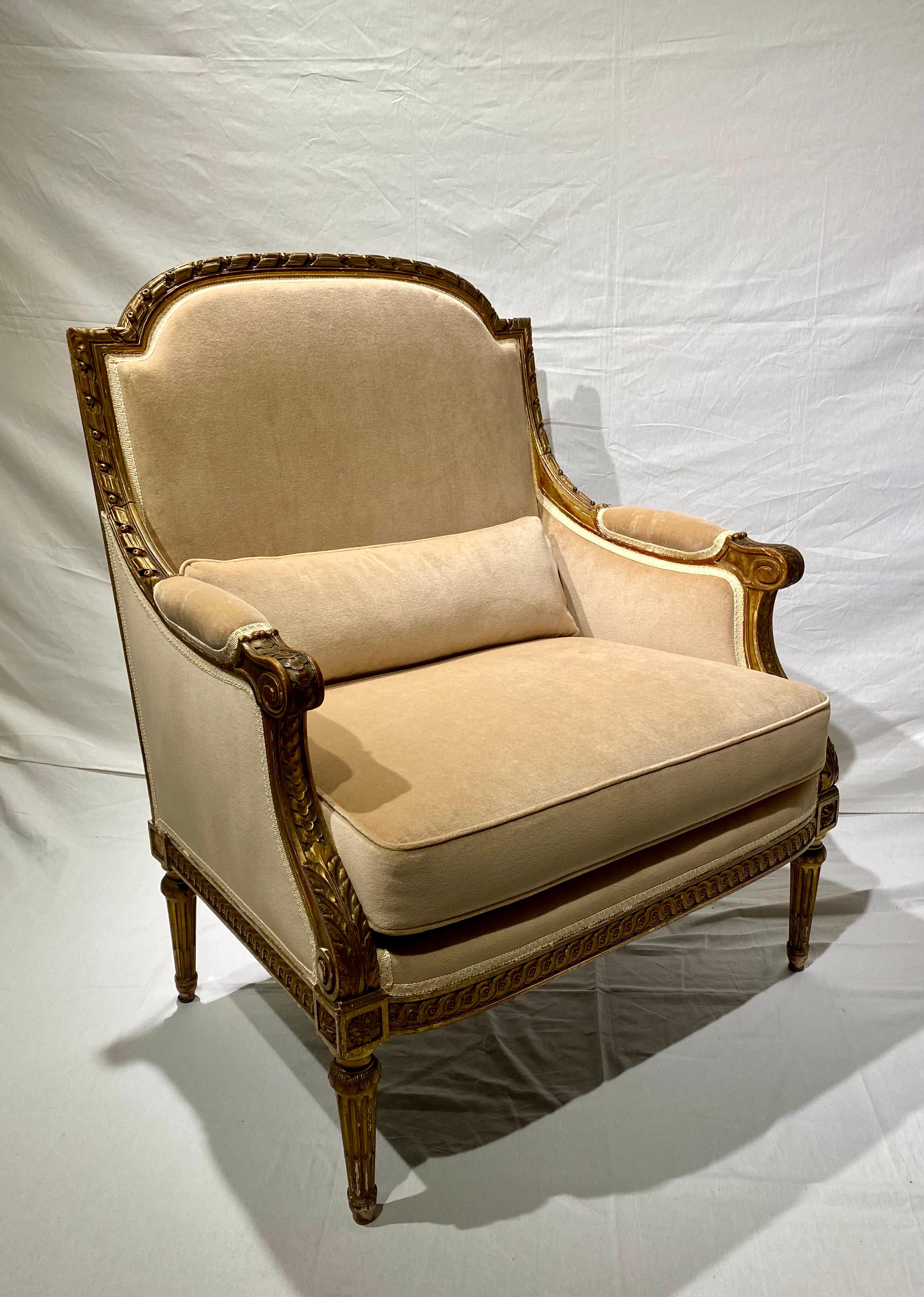 French Pair of Louis XVI Style Marquise Bergere Giltwood Armchairs In Good Condition For Sale In Montreal, Quebec
