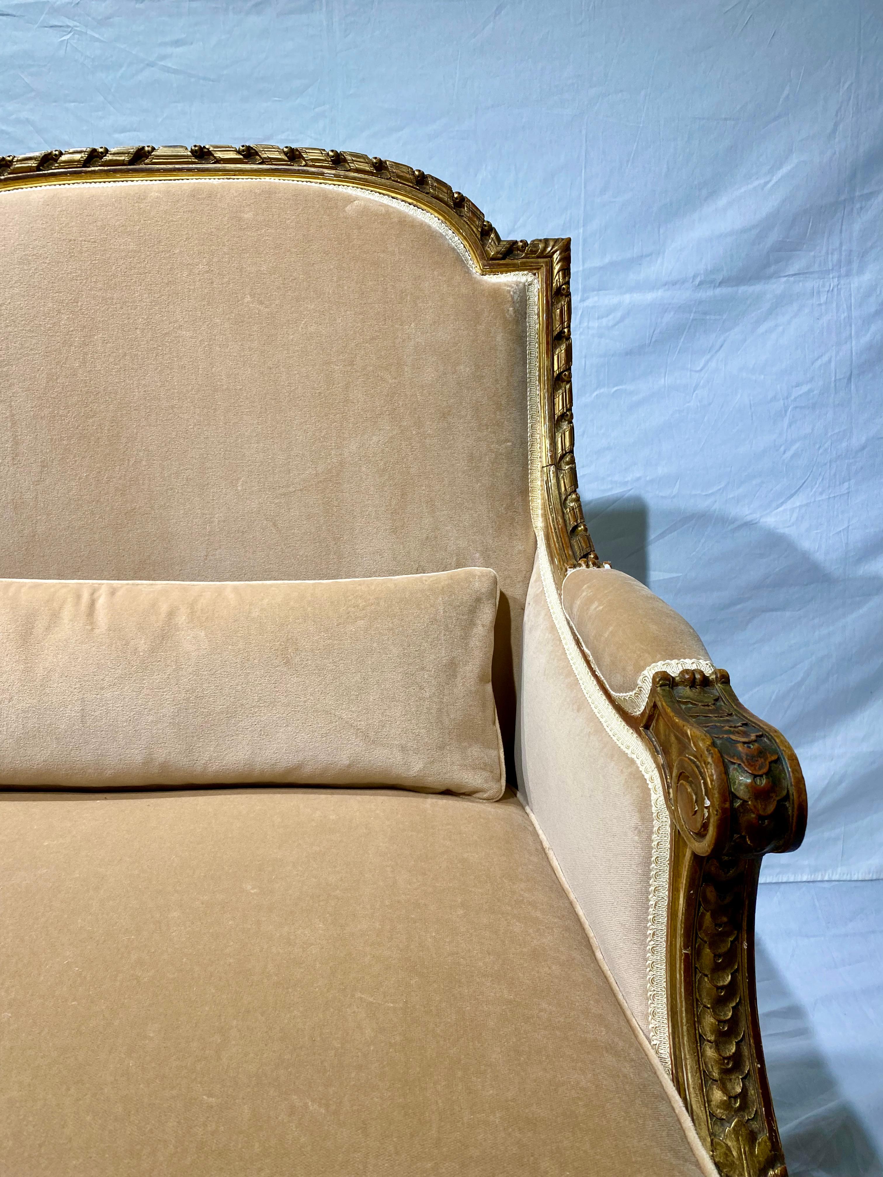 Doré Paire de fauteuils en bois doré Marquise Bergere de style Louis XVI en vente