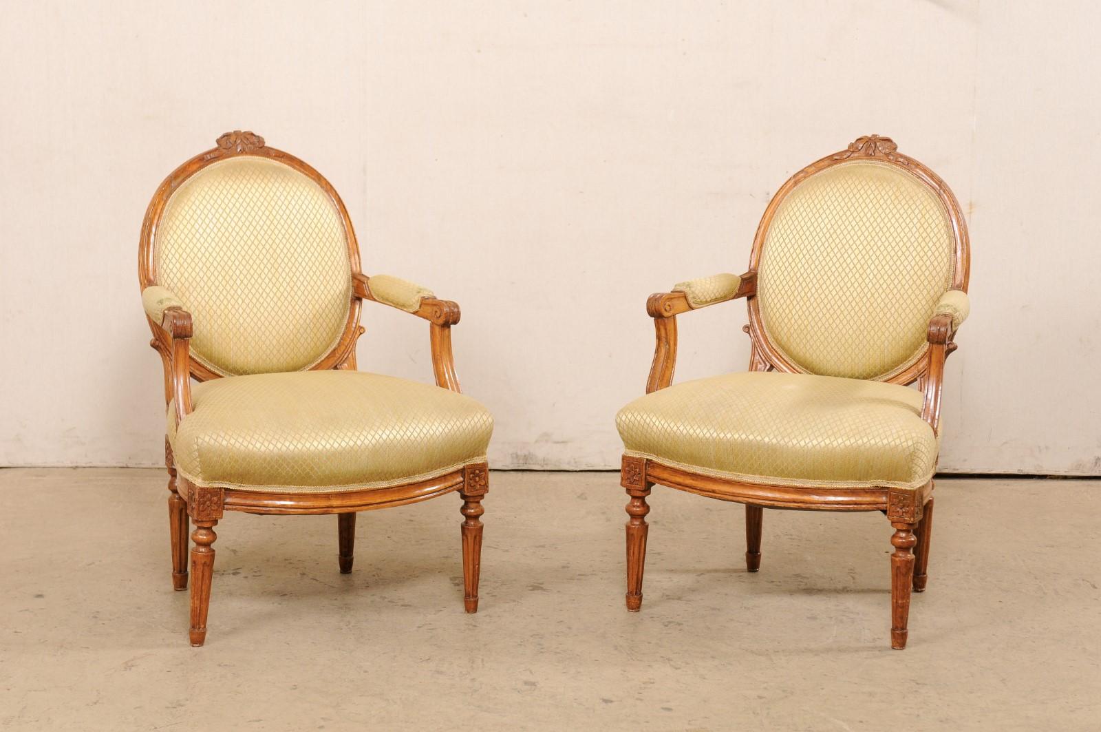 Coppia di fauteuil francesi con schienale ovale in stile Luigi XVI in vendita 6