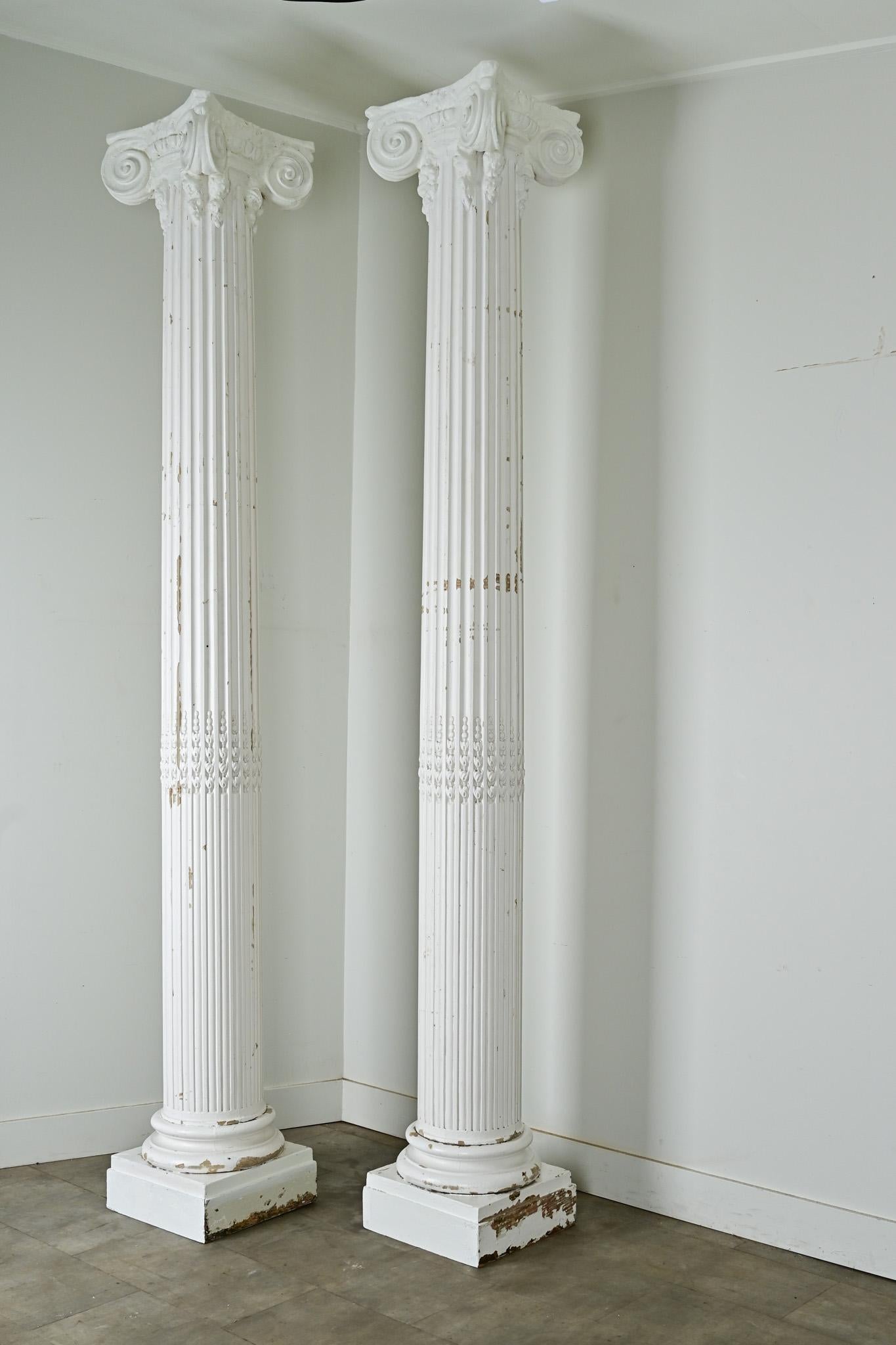 Paire de colonnes massives peintes françaises en vente 2