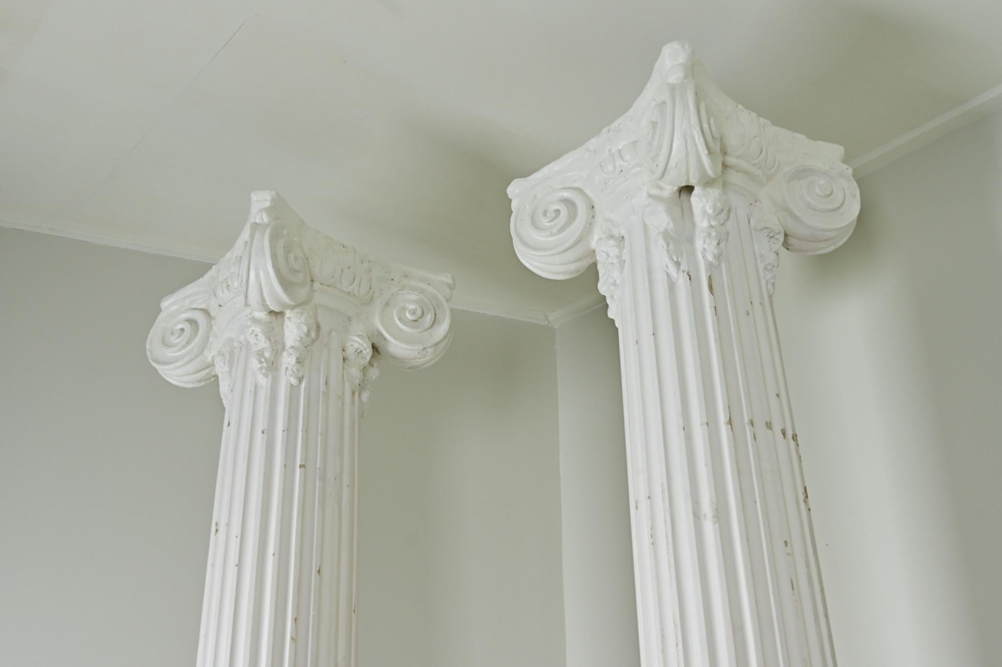 Paire de colonnes massives peintes françaises en vente 6