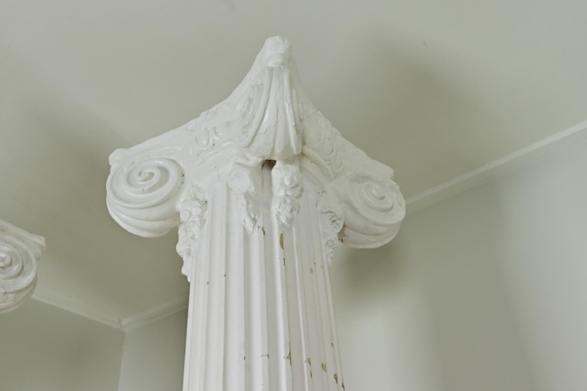 Paire de colonnes massives peintes françaises en vente 7