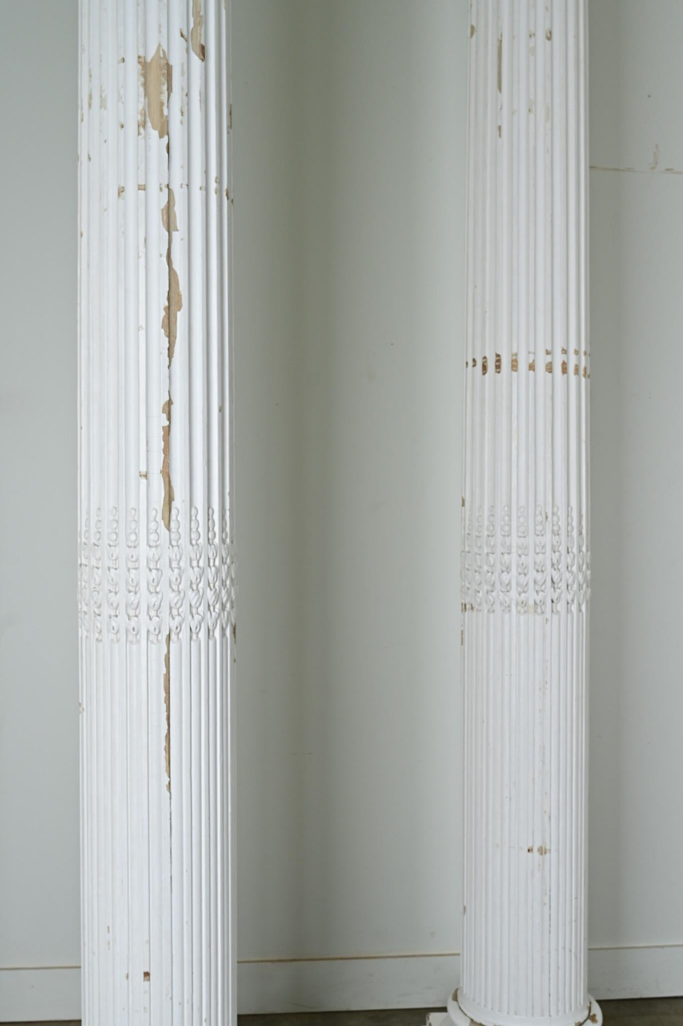 Français Paire de colonnes massives peintes françaises en vente