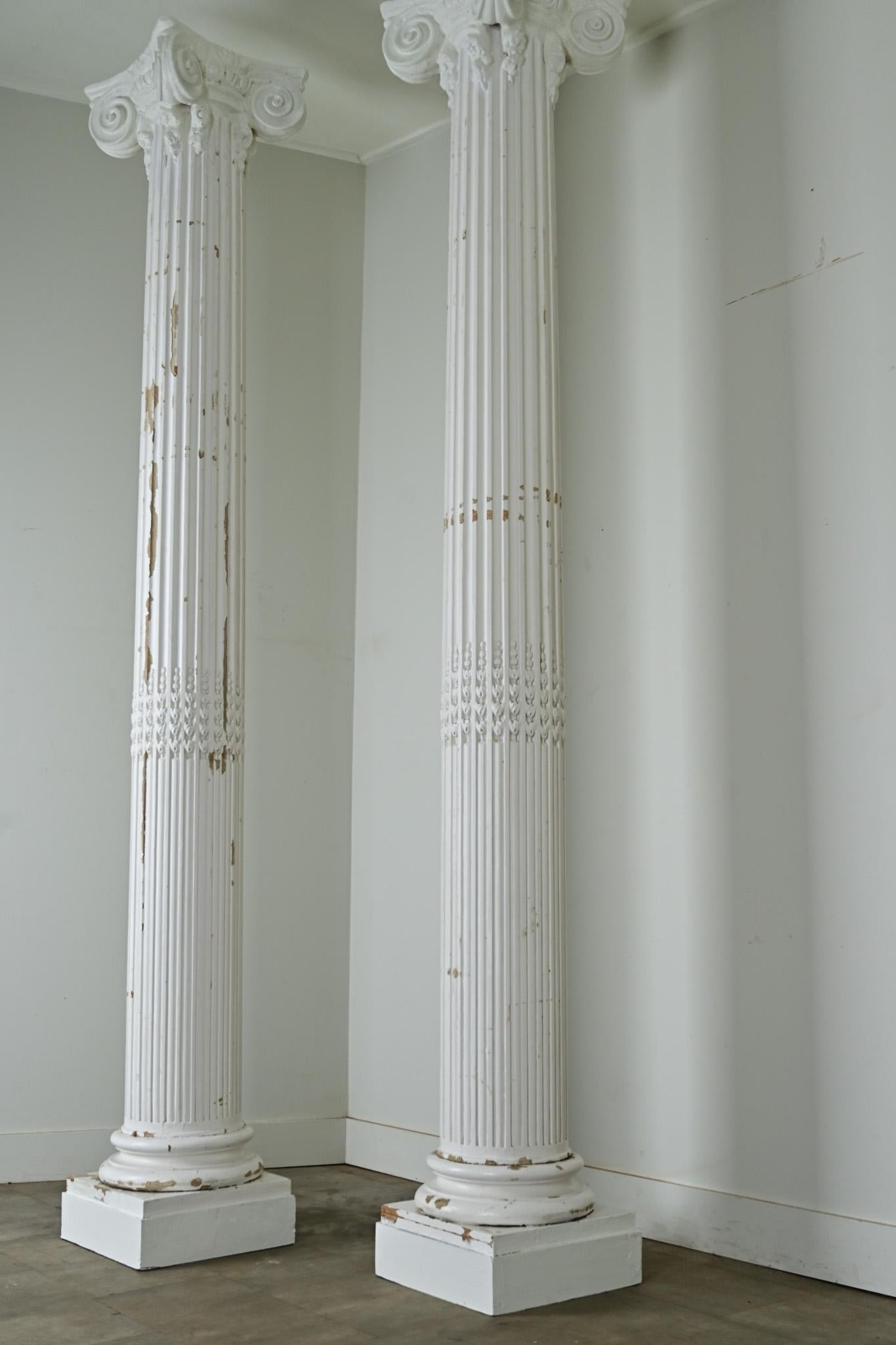 Sculpté à la main Paire de colonnes massives peintes françaises en vente