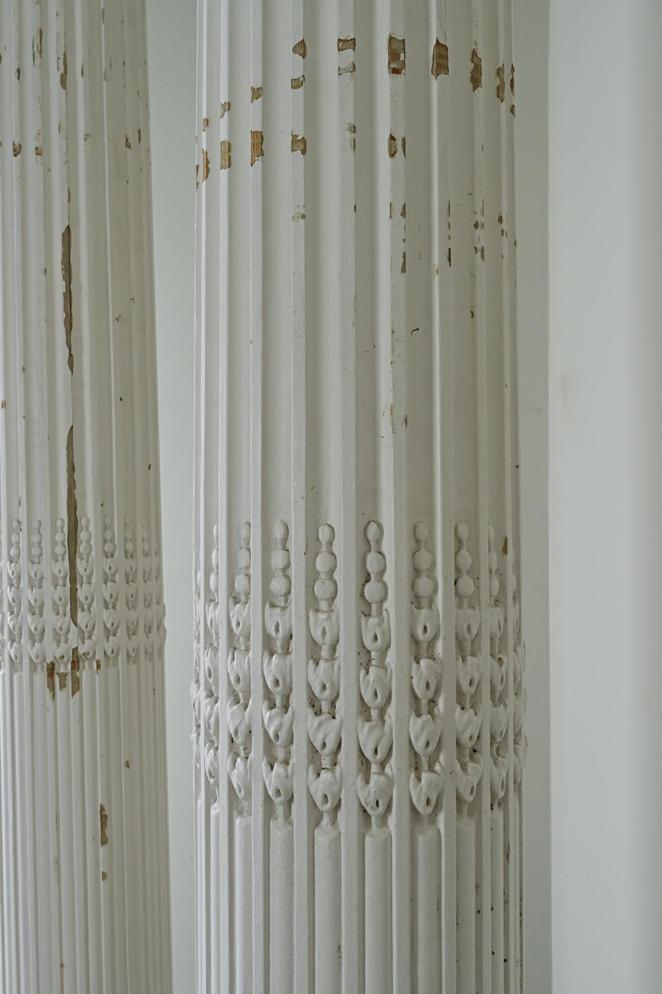 Paire de colonnes massives peintes françaises en vente 1