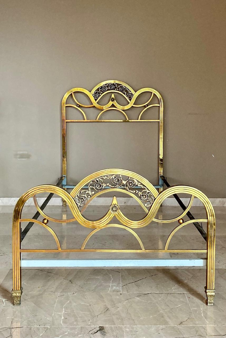 French pair of midcentury gold brass twin size headboards.

Pair of single beds in brass with beautiful shapes. The headboard has a width of 90 cm and a height of 112 cm. For a 90 x 180 meter mattress.

Additional dimensions information:

Seat