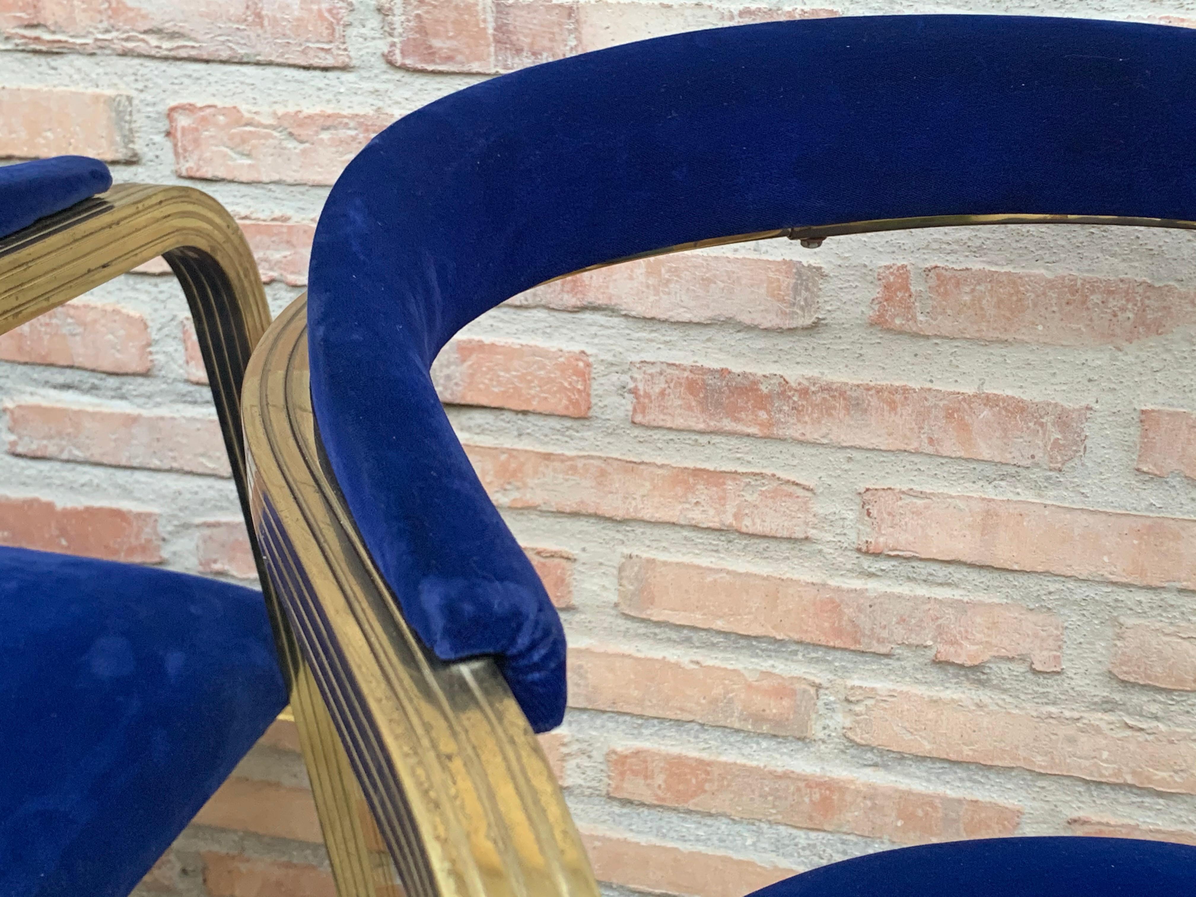 Französisches Paar Gold-Messing-Stühle aus der Mitte des Jahrhunderts mit blauer Samtpolsterung im Angebot 5