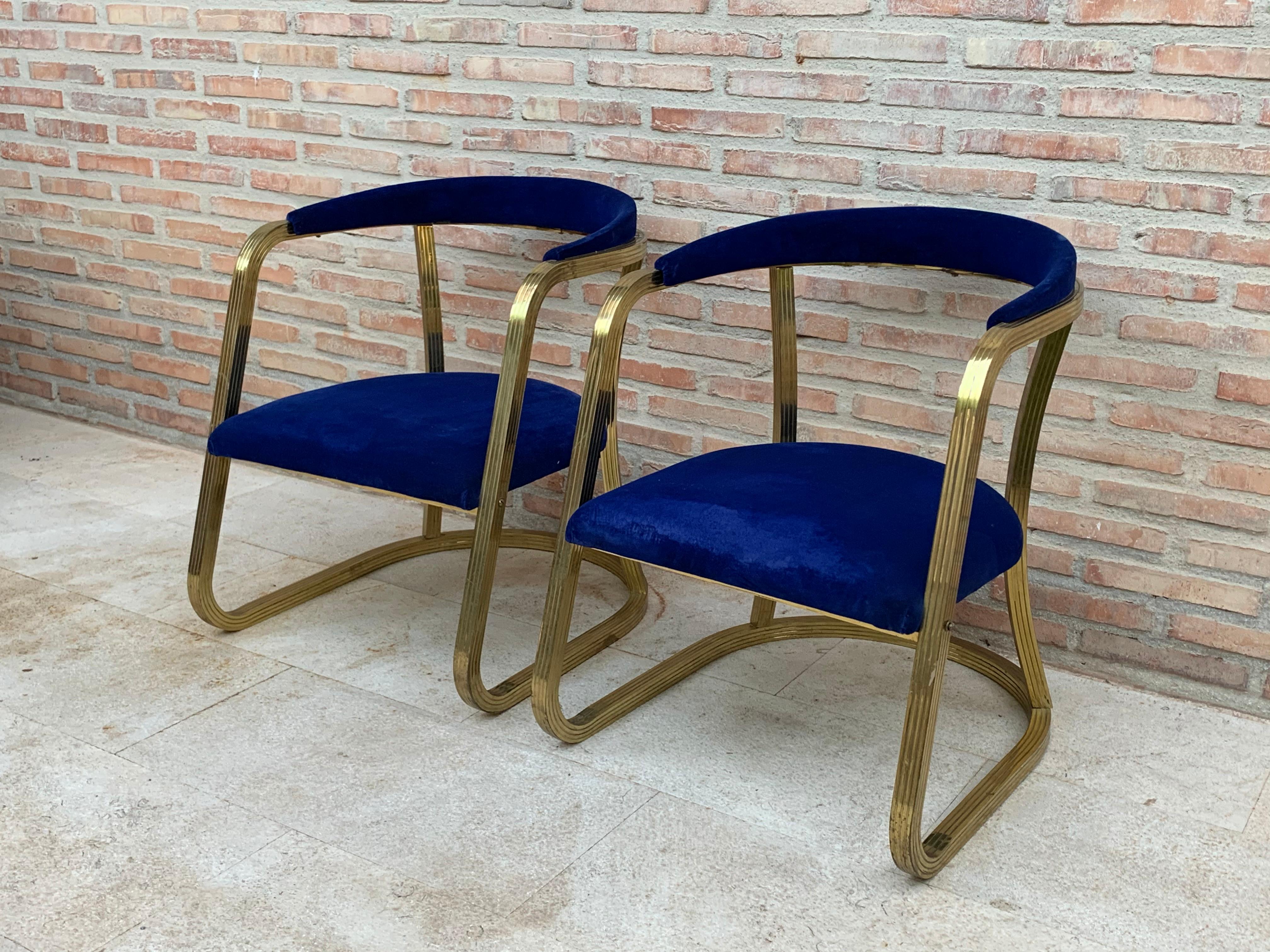 Paar Messingstühle aus der Jahrhundertmitte mit blauem Samtbezug
Sehr bequeme Stühle mit Sitz und Rückenlehne aus blauem Original-Samt in sehr gutem Zustand.