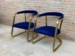 Coppia di sedie francesi di metà secolo in ottone dorato con rivestimento in velluto blu