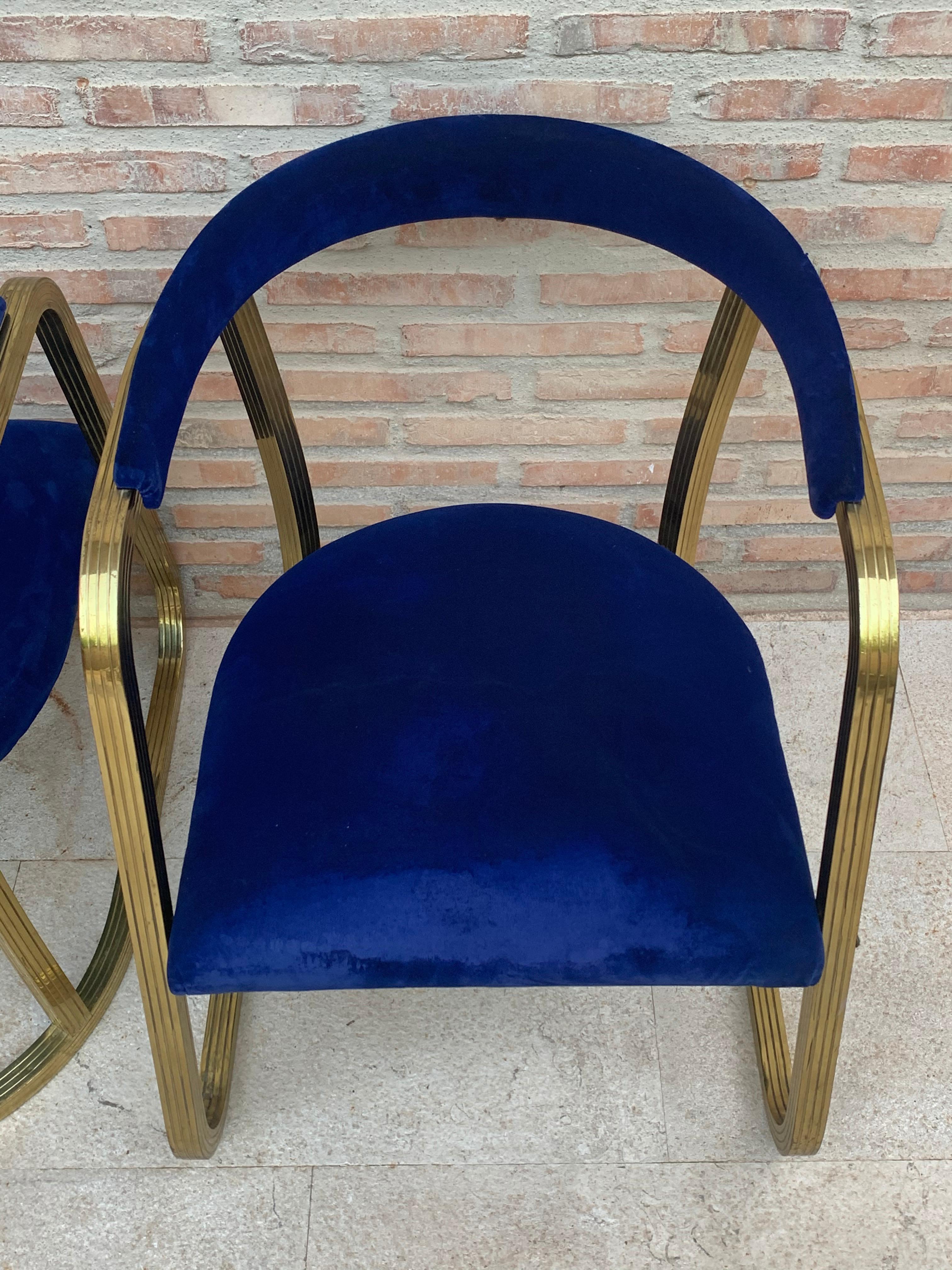 Französisches Paar Gold-Messing-Stühle aus der Mitte des Jahrhunderts mit blauer Samtpolsterung im Angebot 1