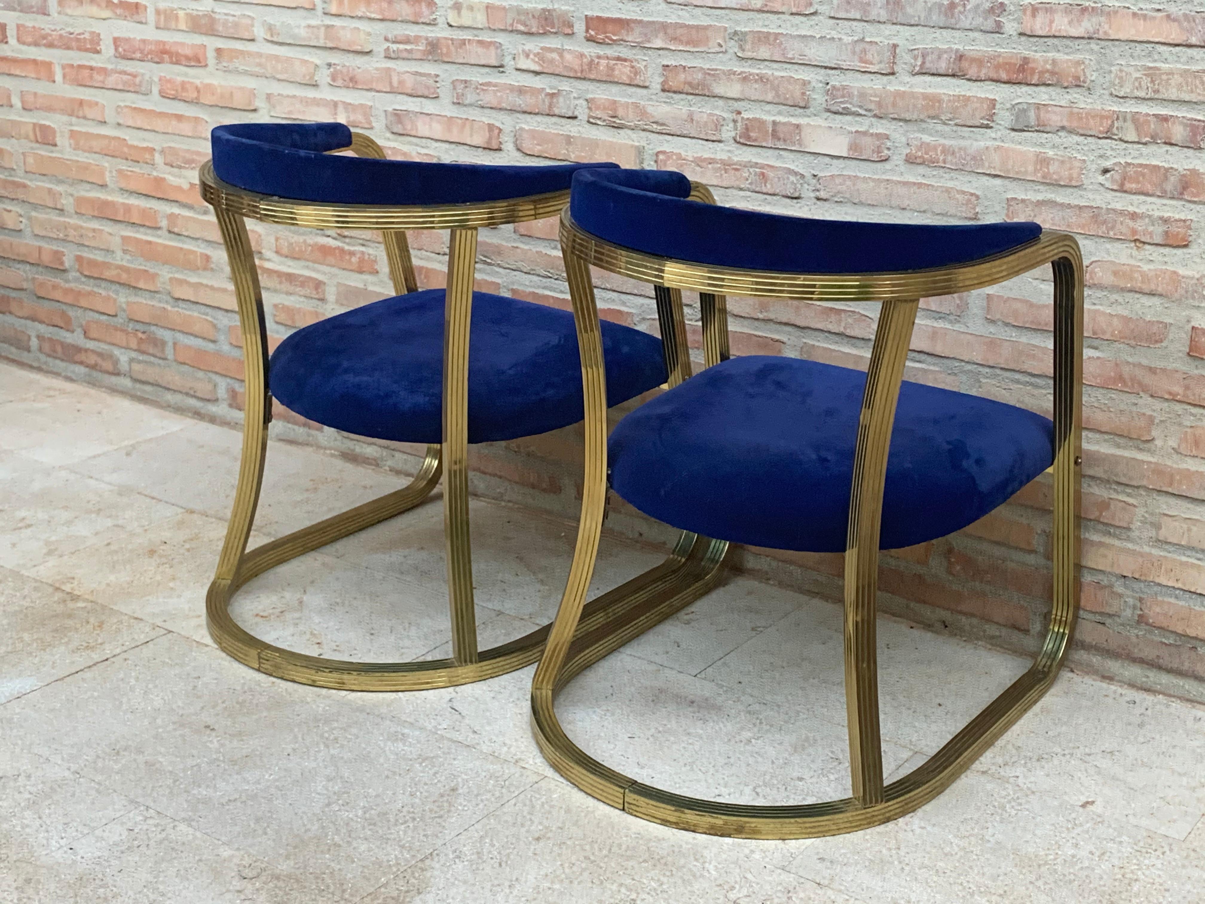 Französisches Paar Gold-Messing-Stühle aus der Mitte des Jahrhunderts mit blauer Samtpolsterung im Angebot 2