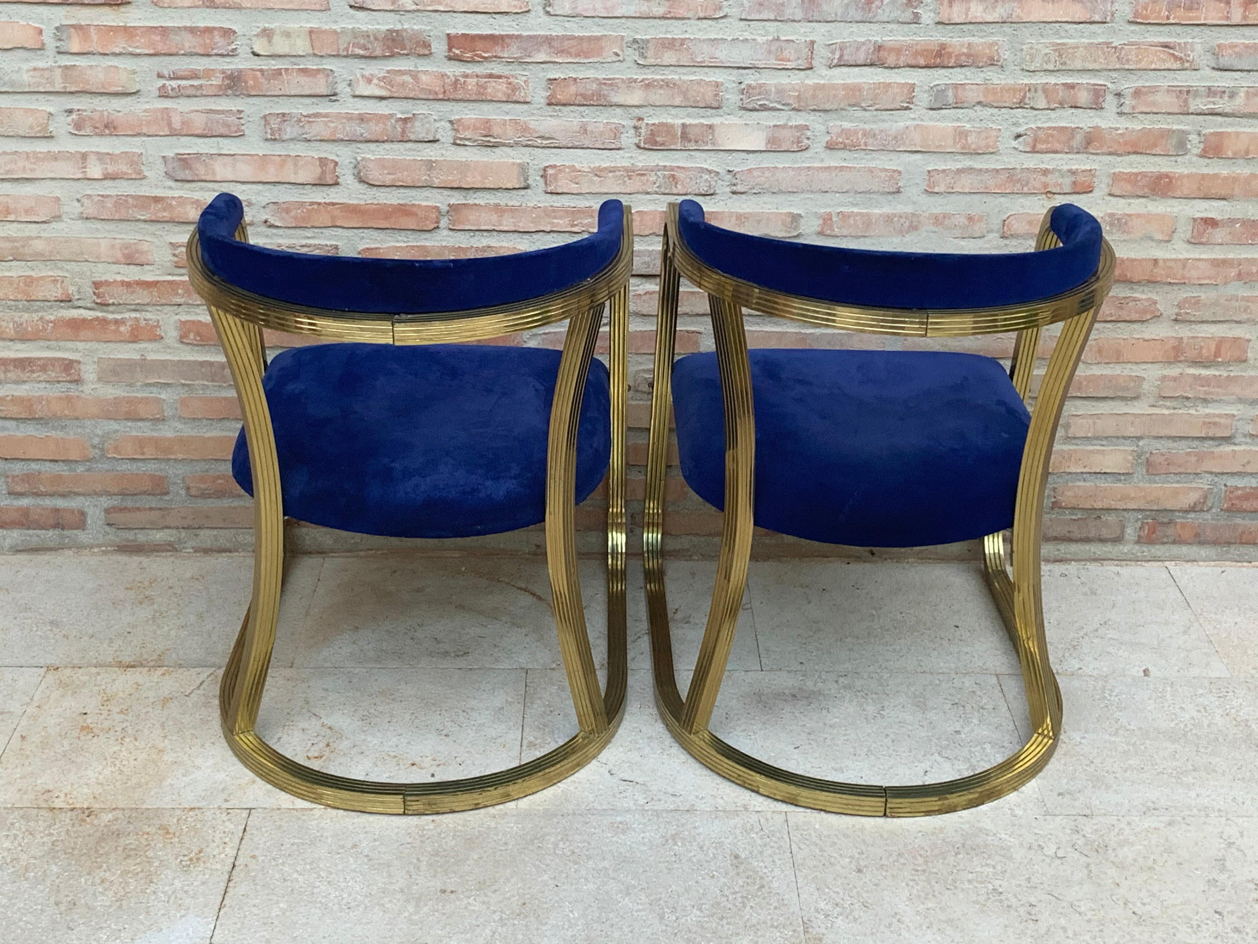 Französisches Paar Gold-Messing-Stühle aus der Mitte des Jahrhunderts mit blauer Samtpolsterung im Angebot 3