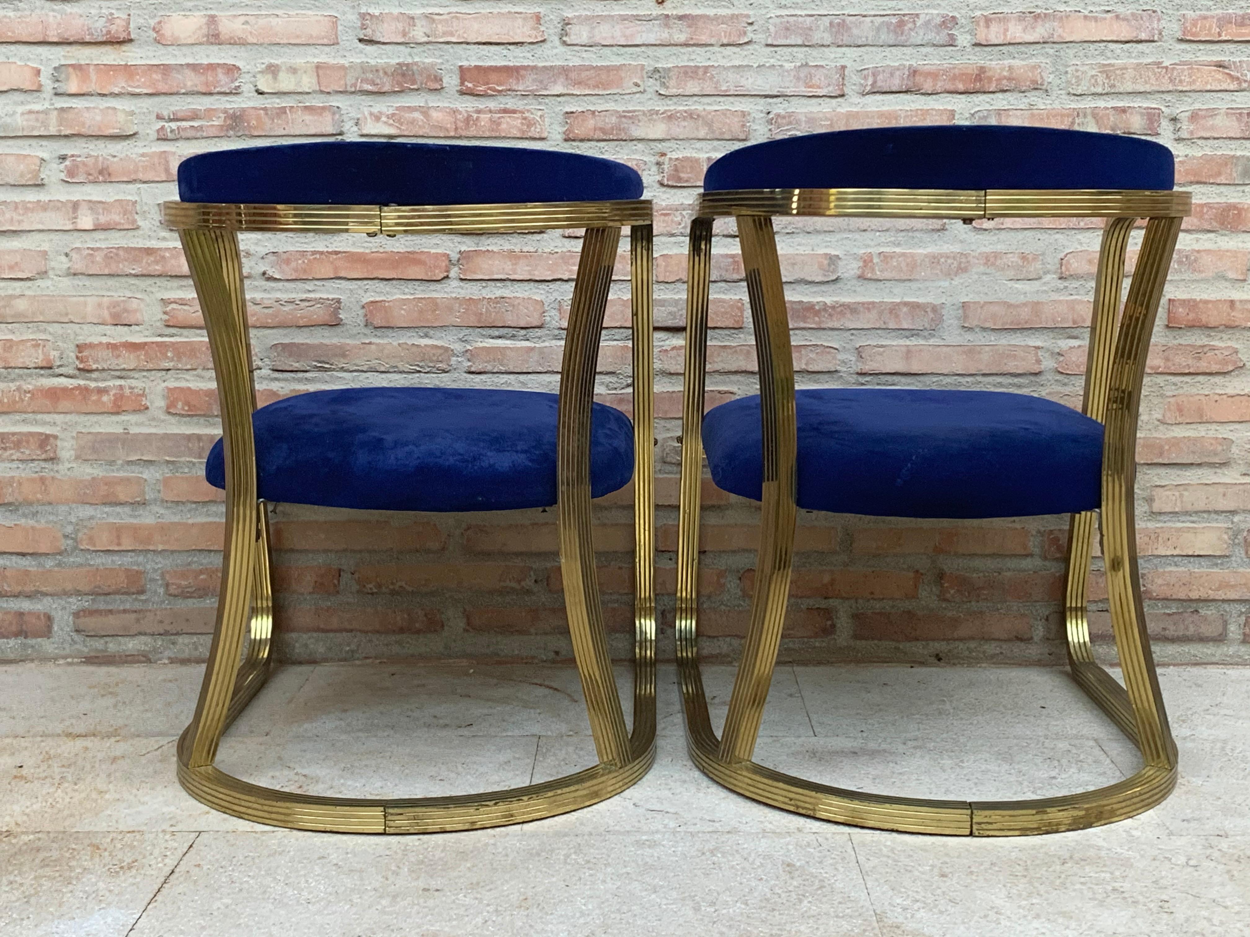 Französisches Paar Gold-Messing-Stühle aus der Mitte des Jahrhunderts mit blauer Samtpolsterung im Angebot 4