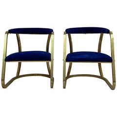 Paire de chaises françaises du milieu du siècle en laiton doré avec tissu d'ameublement en velours bleu