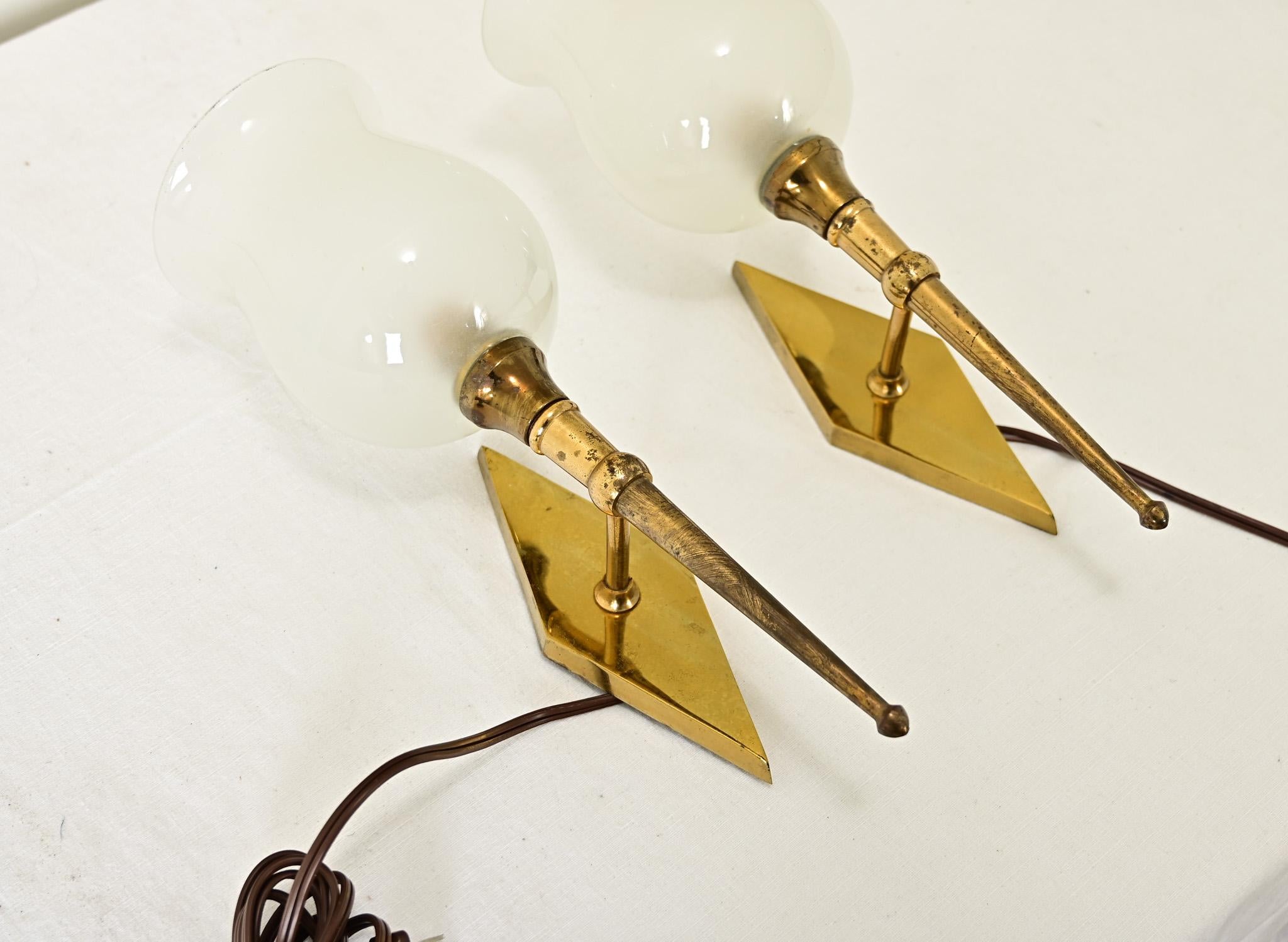 Coppia francese di piccole lampade in ottone del Medioevo in vendita 2