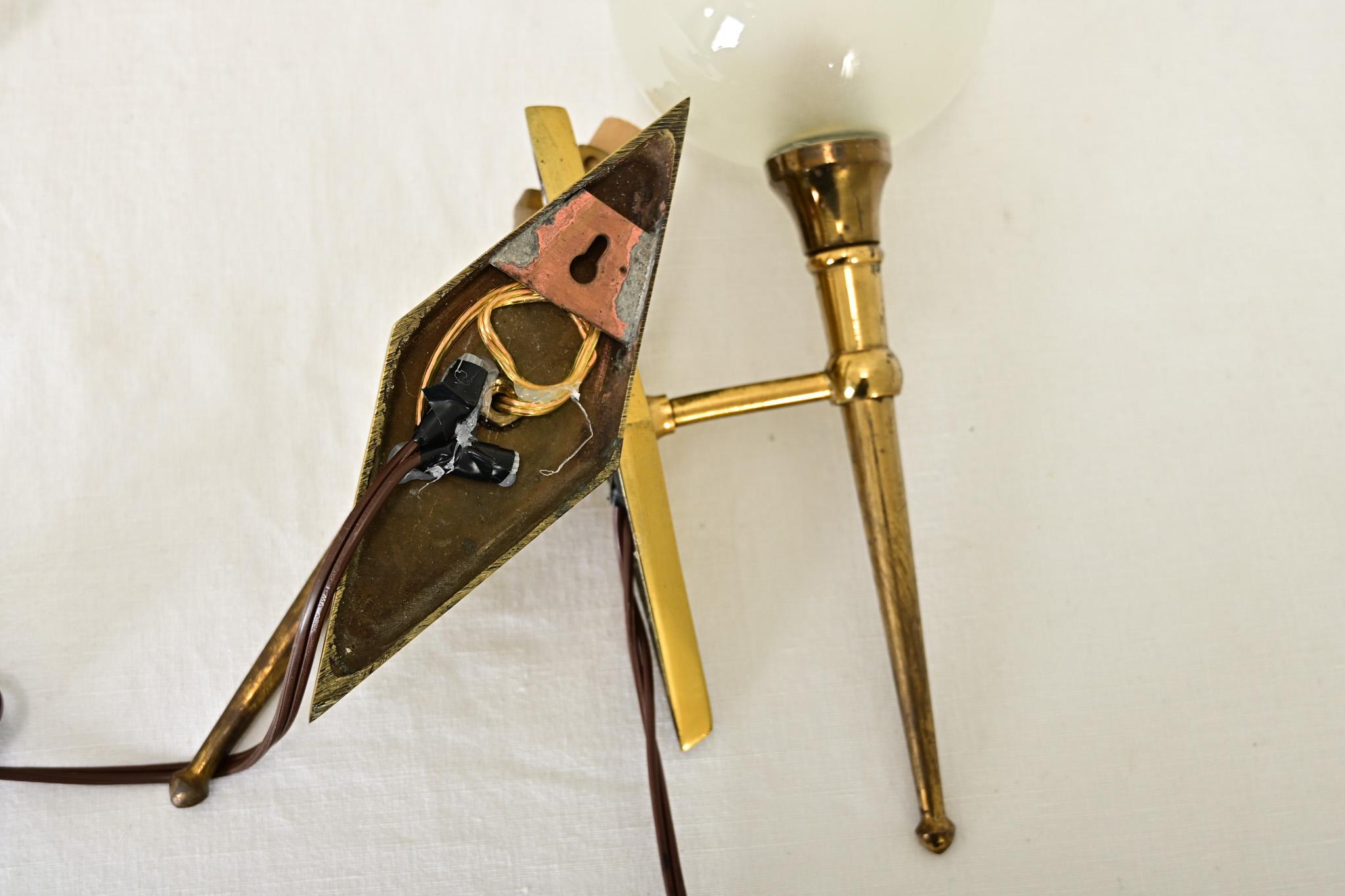 Coppia francese di piccole lampade in ottone del Medioevo in vendita 3