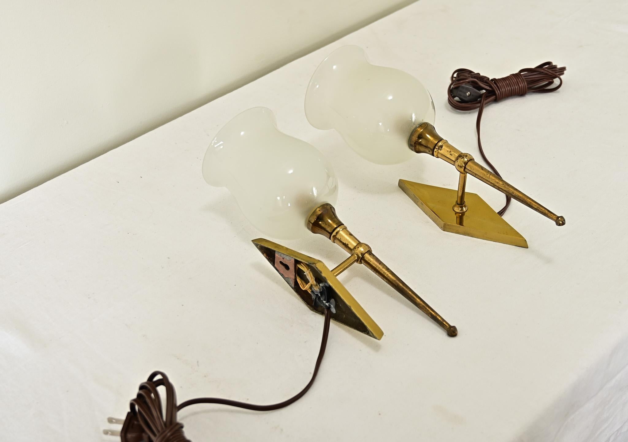Altro Coppia francese di piccole lampade in ottone del Medioevo in vendita