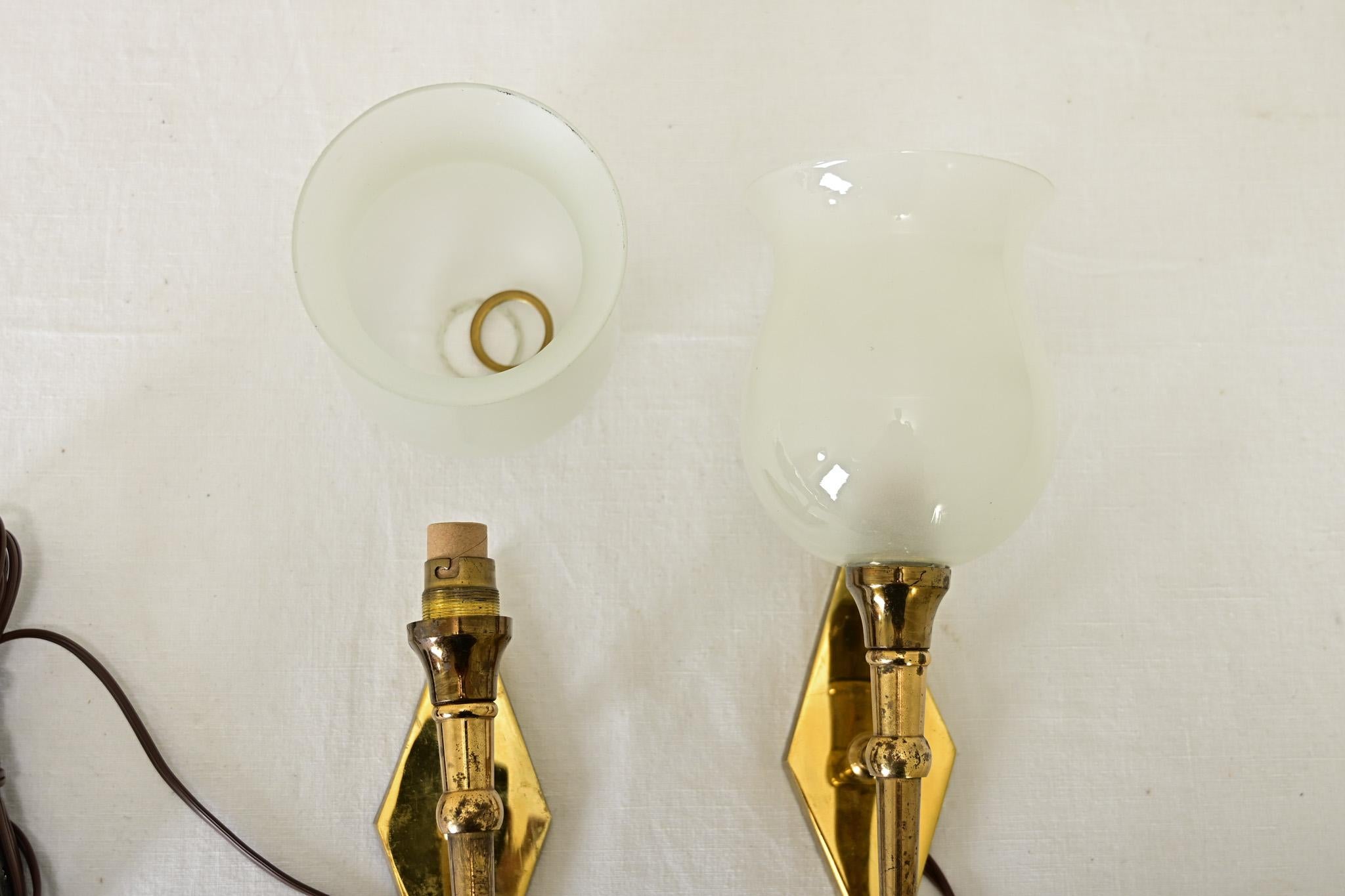 Vetro Coppia francese di piccole lampade in ottone del Medioevo in vendita