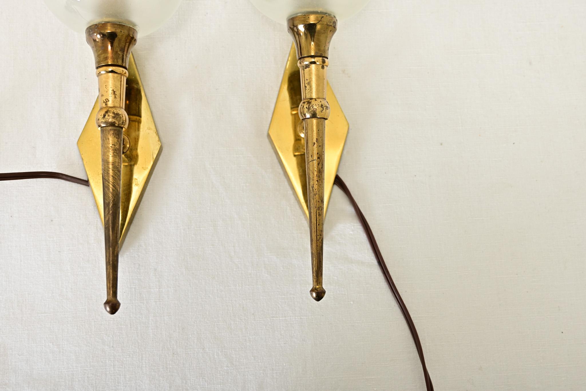 Coppia francese di piccole lampade in ottone del Medioevo in vendita 1