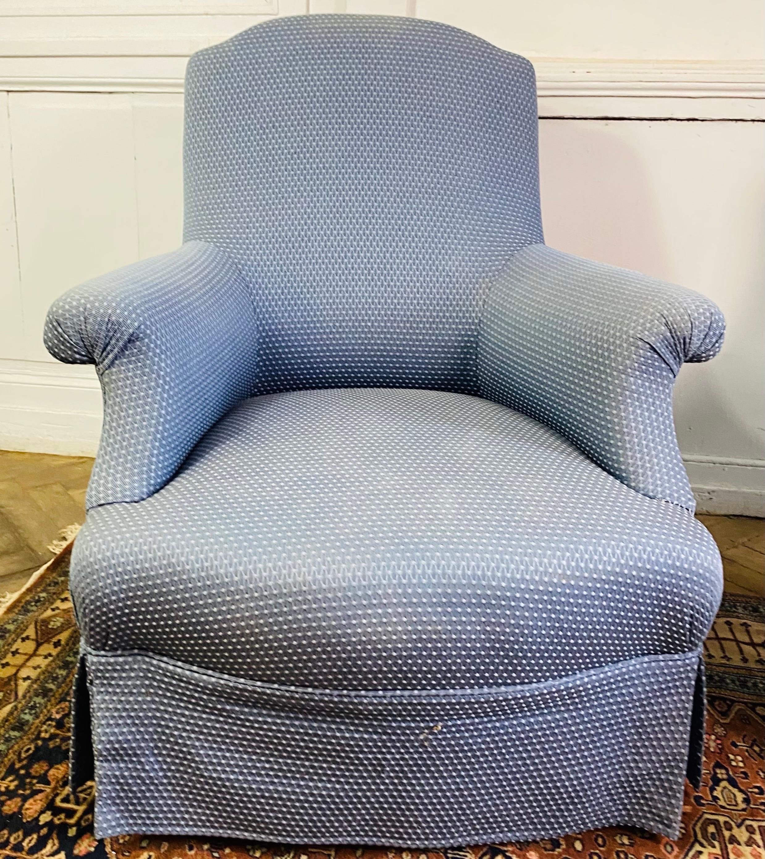 Très jolie paire de fauteuils de salon d'époque Napoléon III (milieu du XIXème siècle), recouverts d'un beau tissu bleu. Il ne s'agit pas d'une paire identique mais les deux fauteuils sont entièrement recouverts d'une tapisserie assortie. L'un est