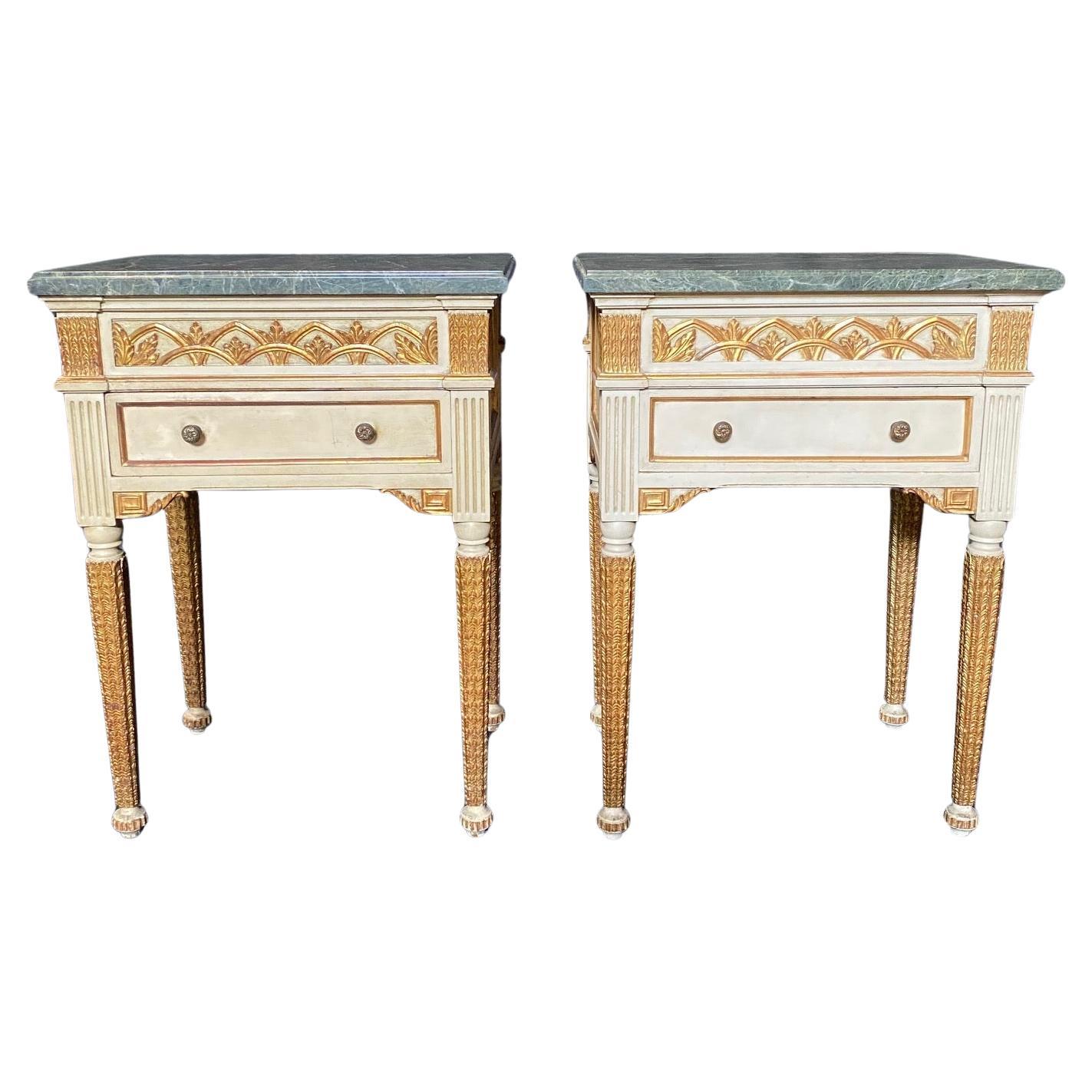 Paire de tables de nuit de style néoclassique français en bois peint
