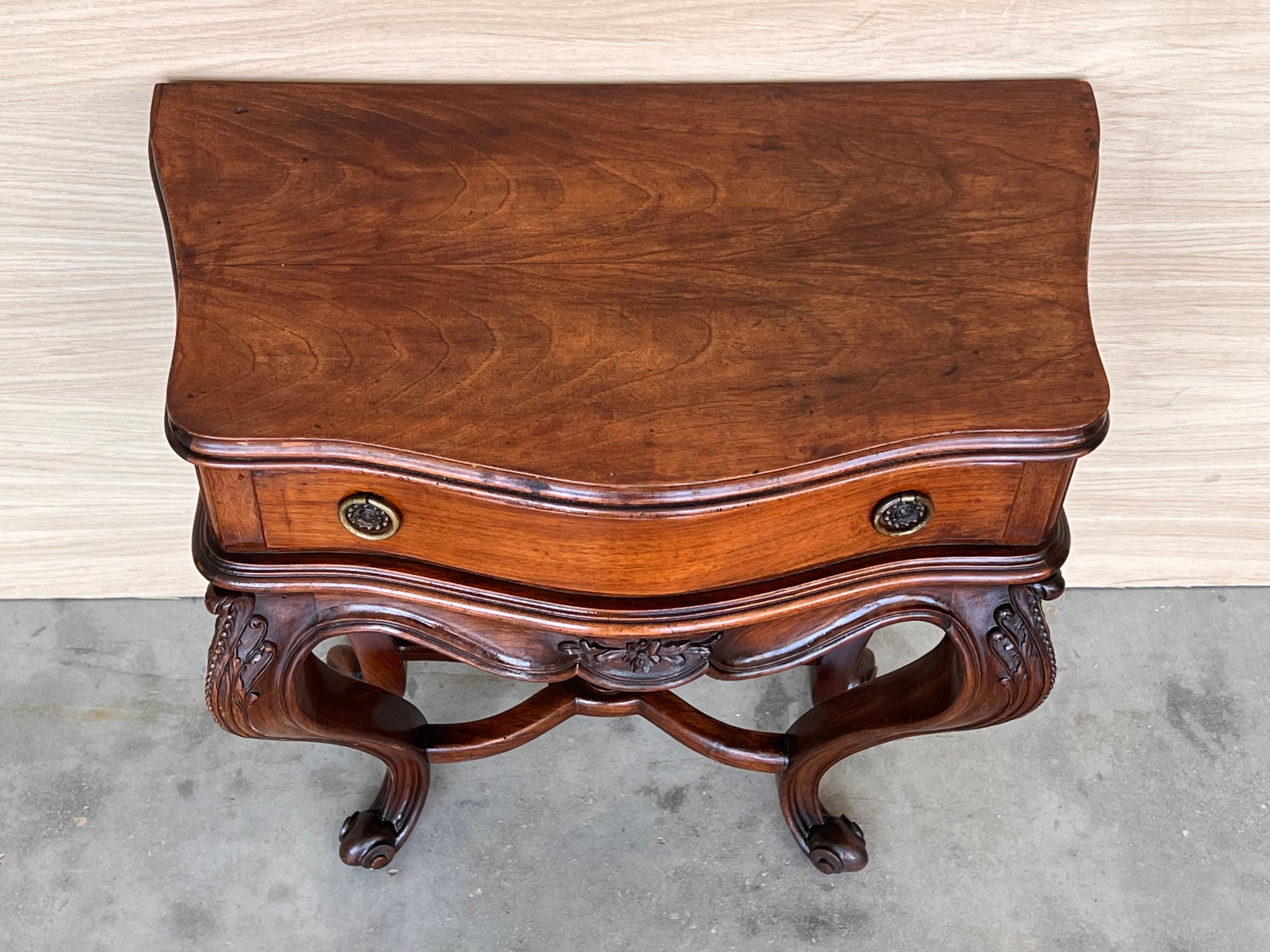 French Pair of Nightstand Tables with Carved Drawer and Cabriole Legs In Good Condition For Sale In Miami, FL