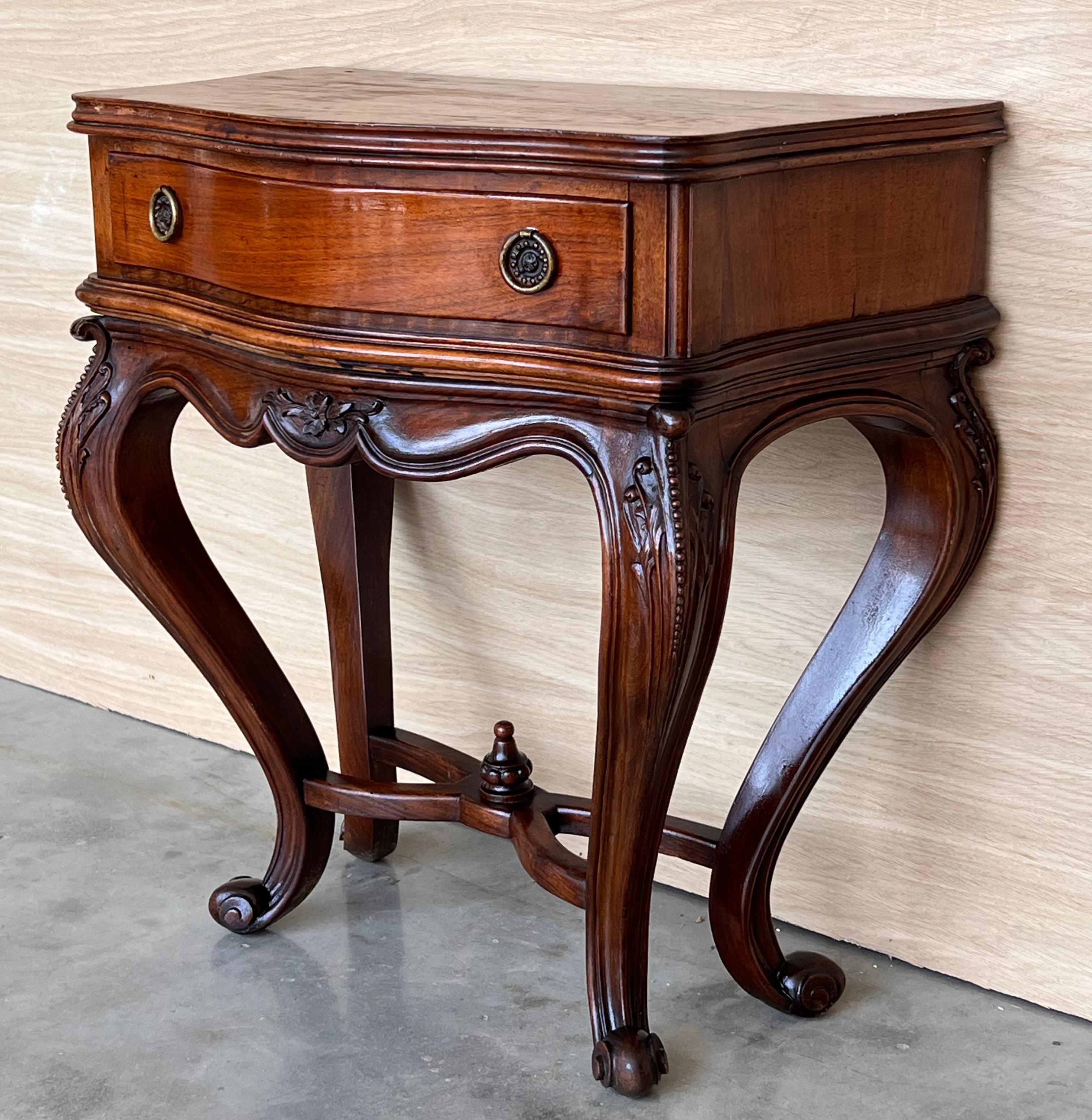 20th Century French Pair of Nightstand Tables with Carved Drawer and Cabriole Legs For Sale