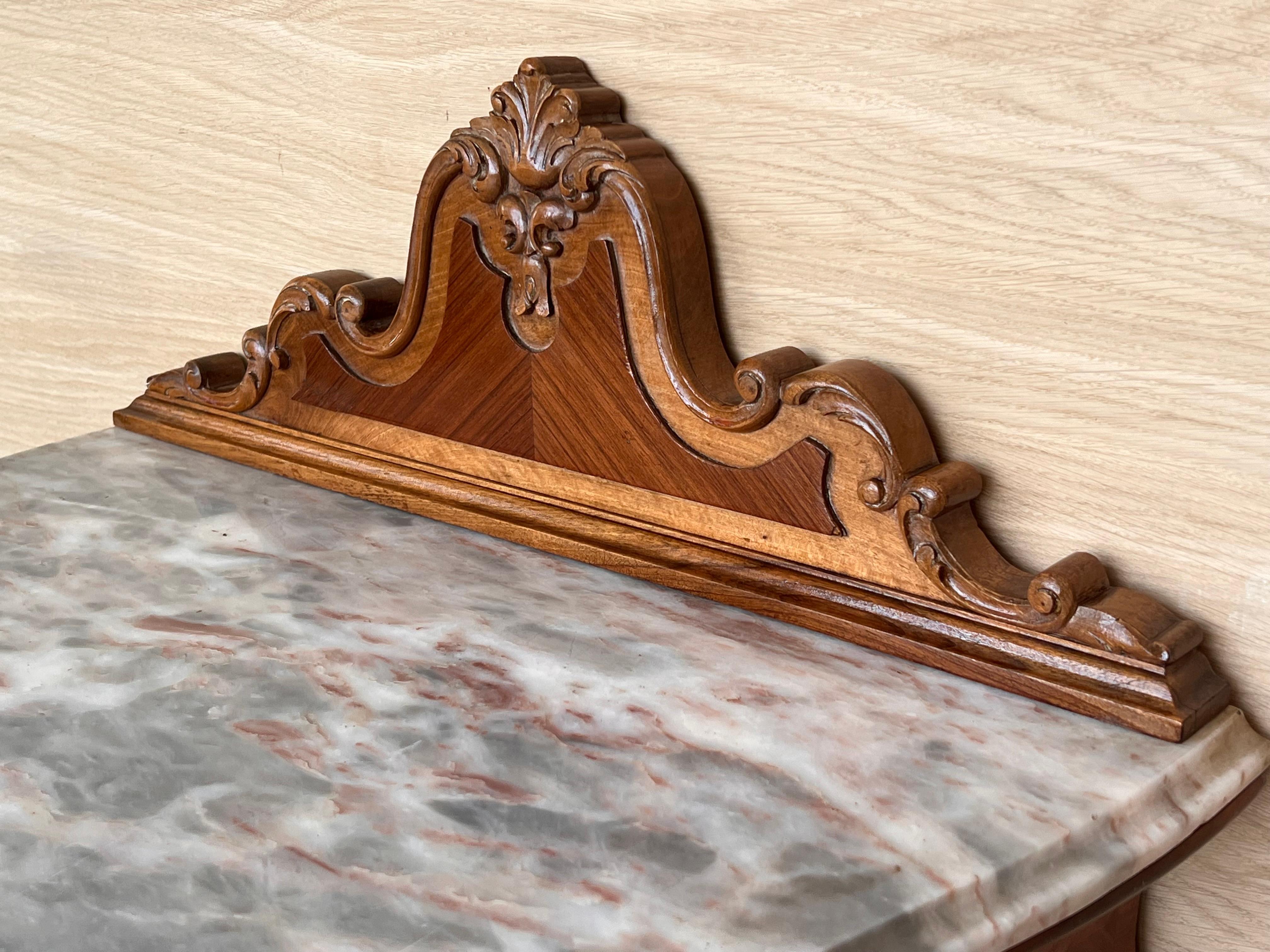 French Pair of Nightstand Tables with Crest & Carved Drawer and Cabriole Legs For Sale 4