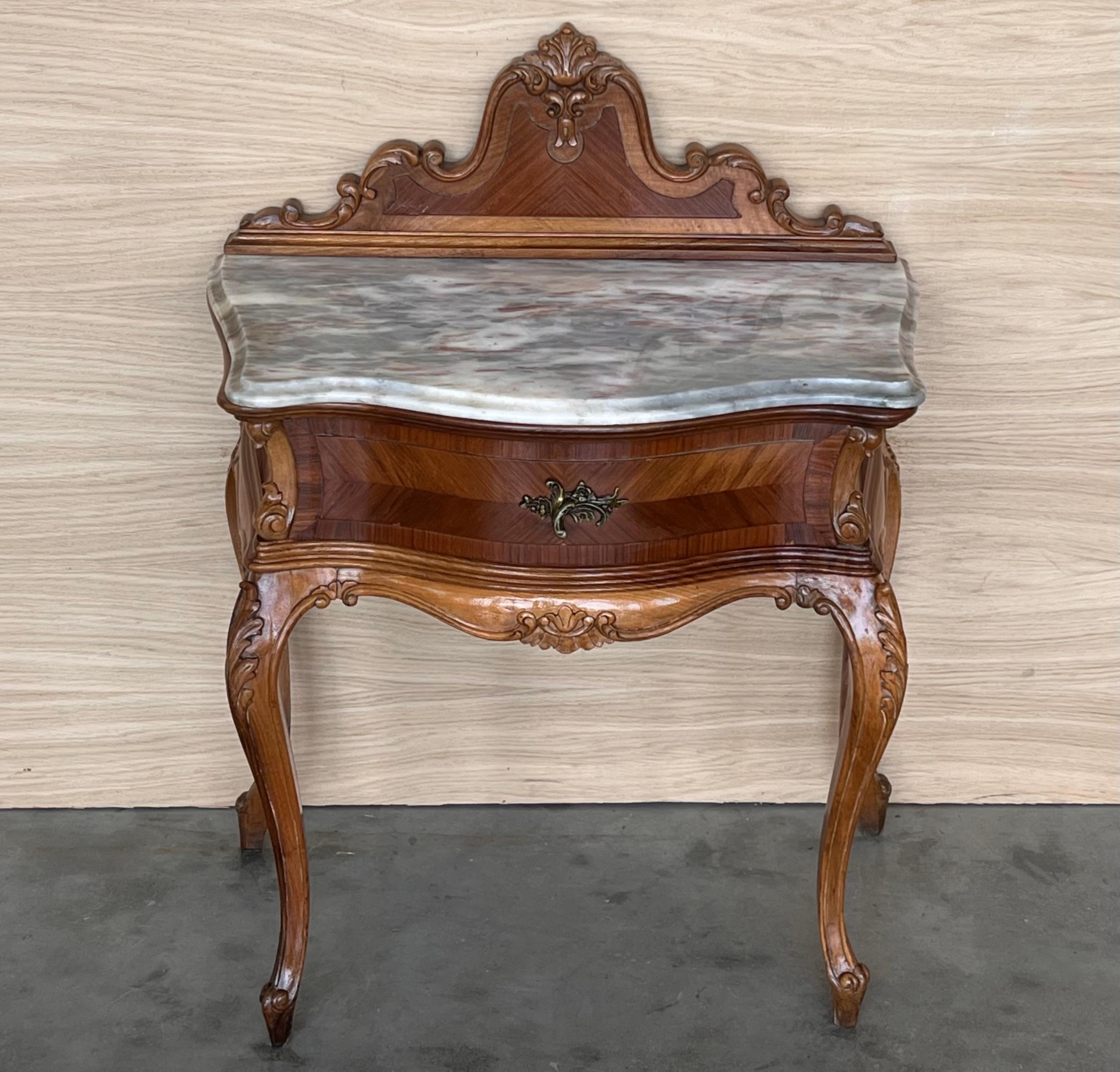 French Pair of Nightstand Tables with Crest & Carved Drawer and Cabriole Legs In Good Condition For Sale In Miami, FL