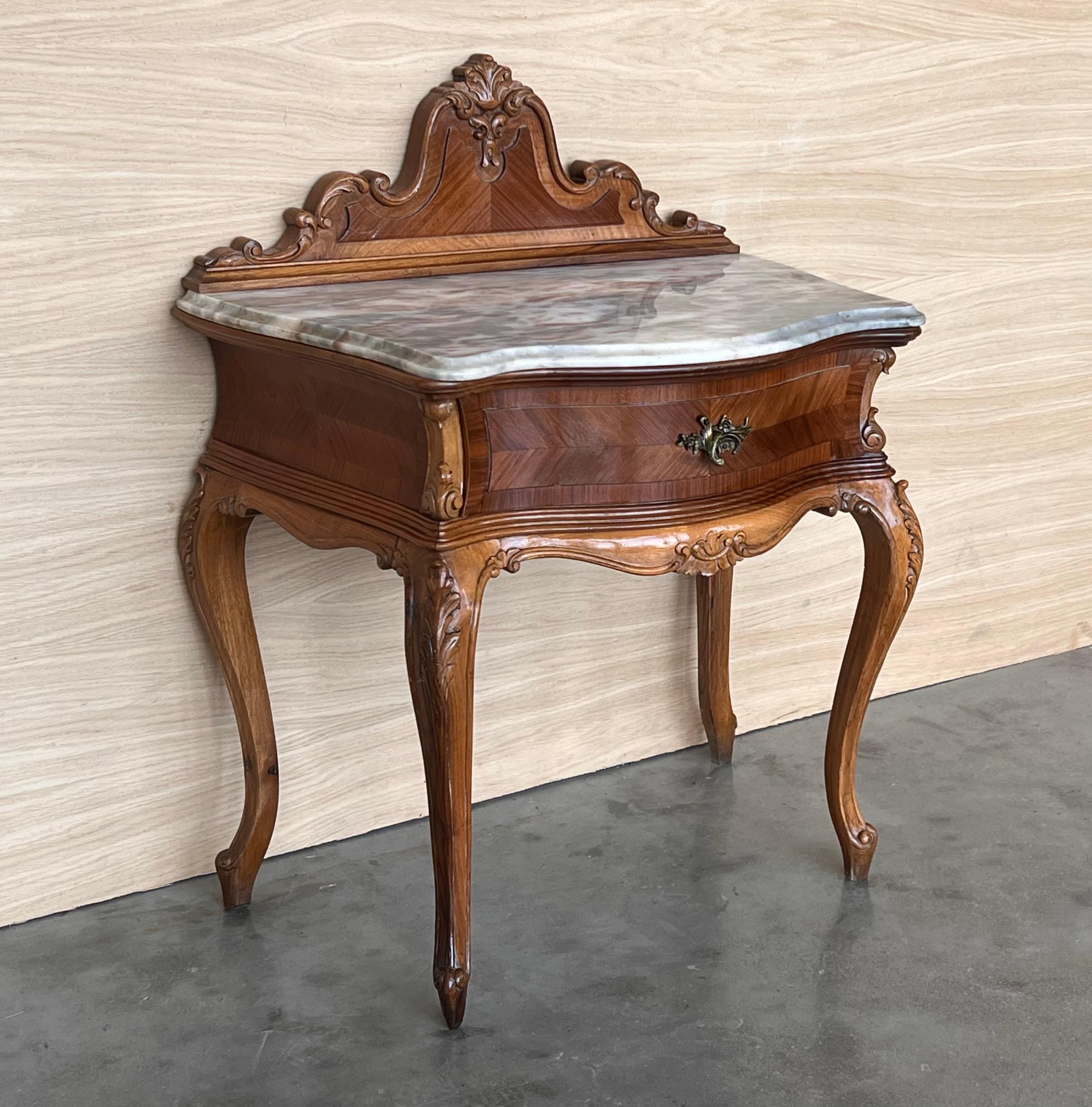 French Pair of Nightstand Tables with Crest & Carved Drawer and Cabriole Legs For Sale 1